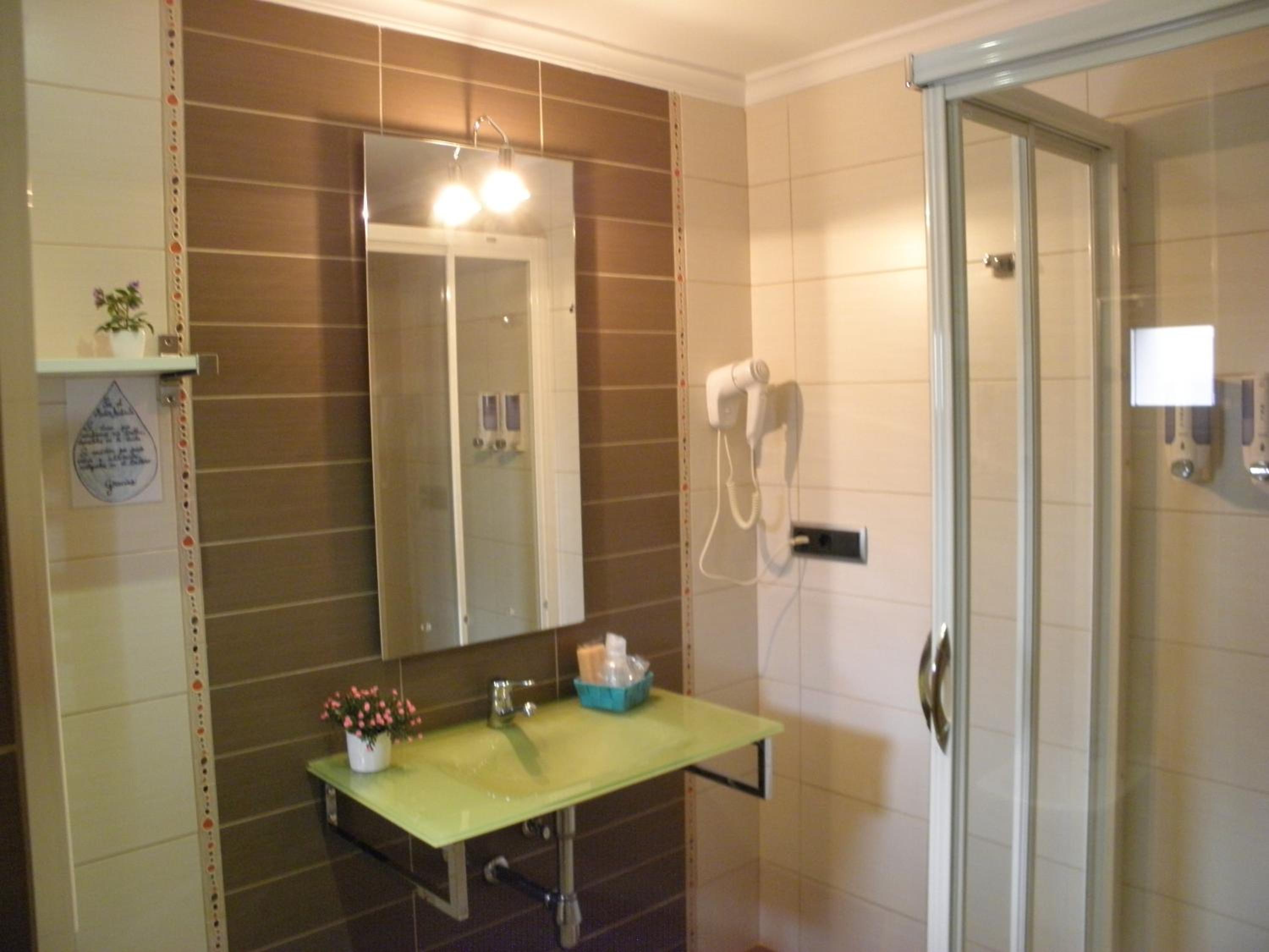 Twin Room - Photo 8