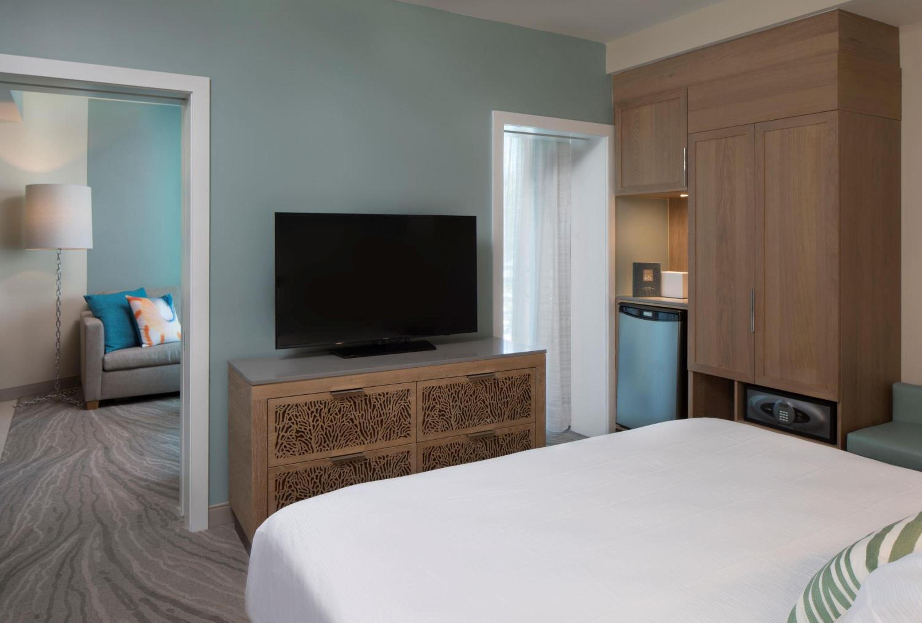 Queen Suite with Pool View