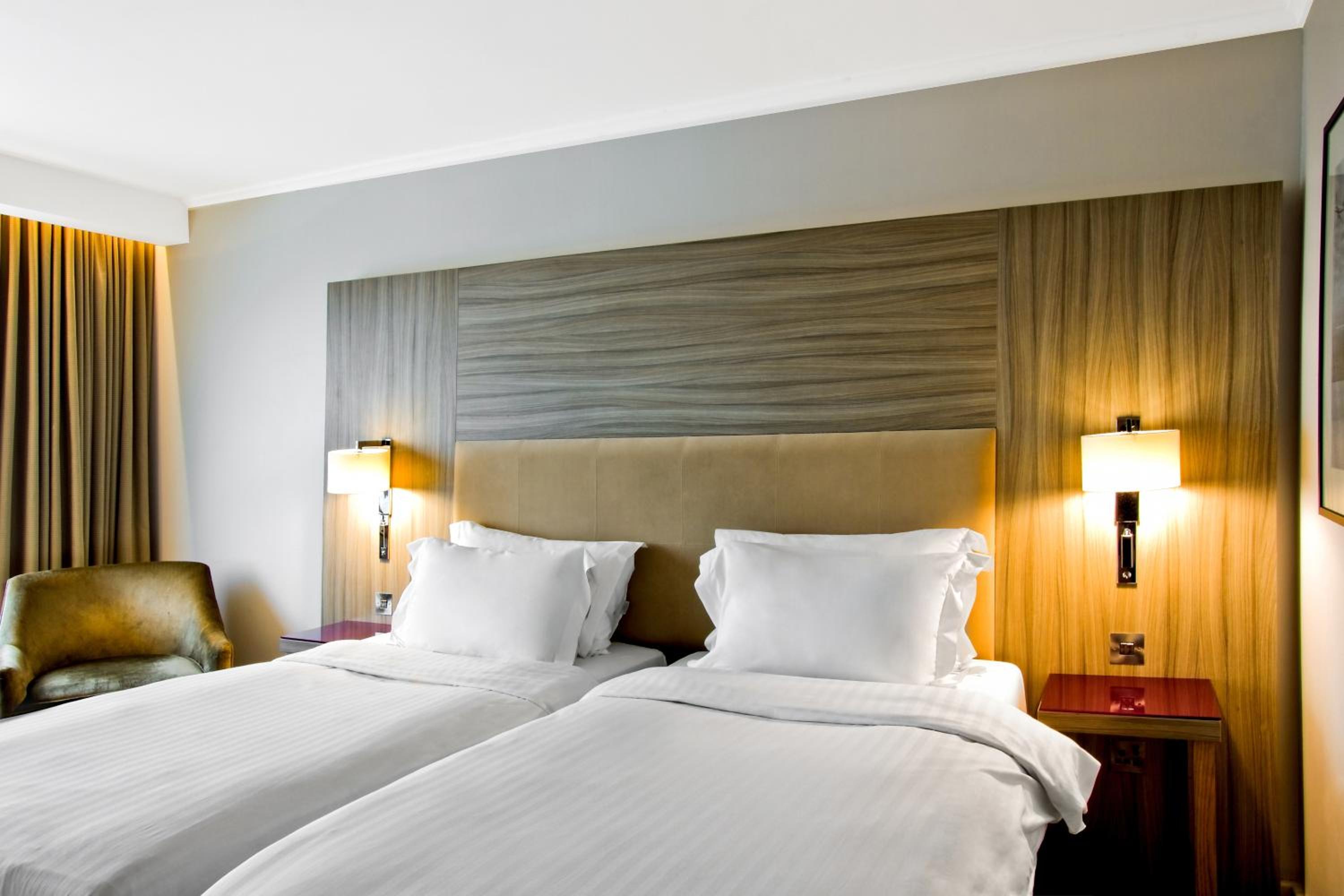 Superior Room with Runway View - Photo 10