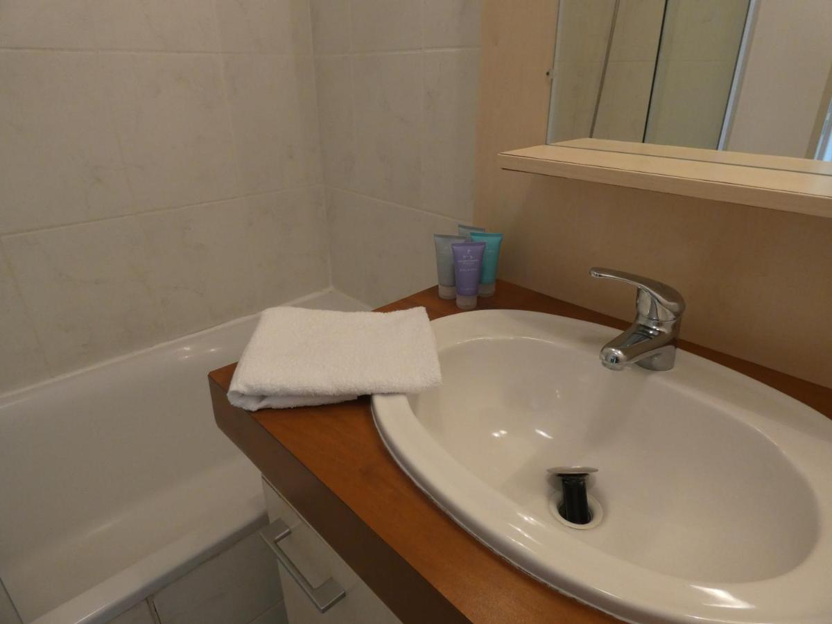 Two-Bedroom Apartment with Airconditioning  - Road Side photo 2