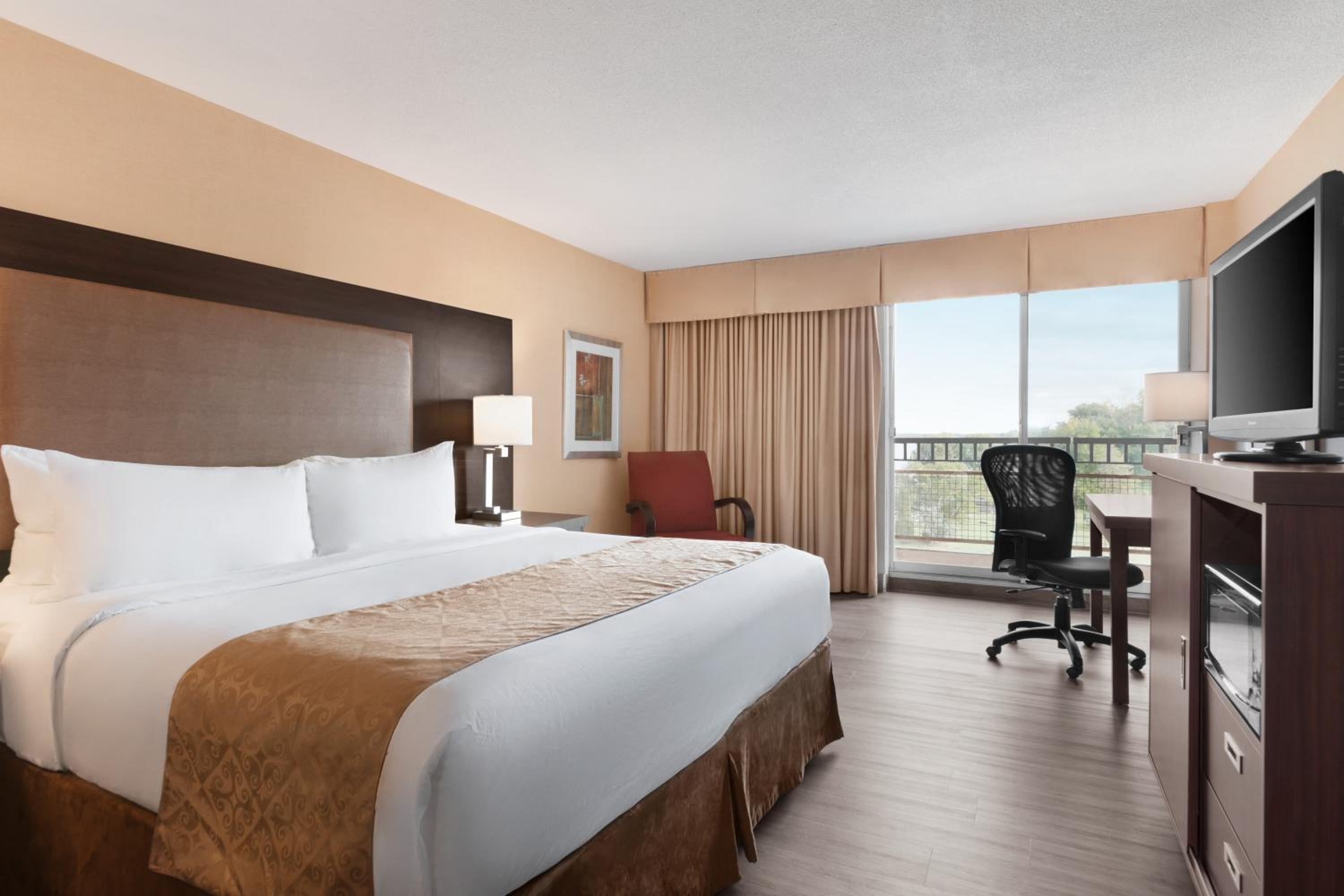 King Room with Lake View - Non-Smoking - Photo 1