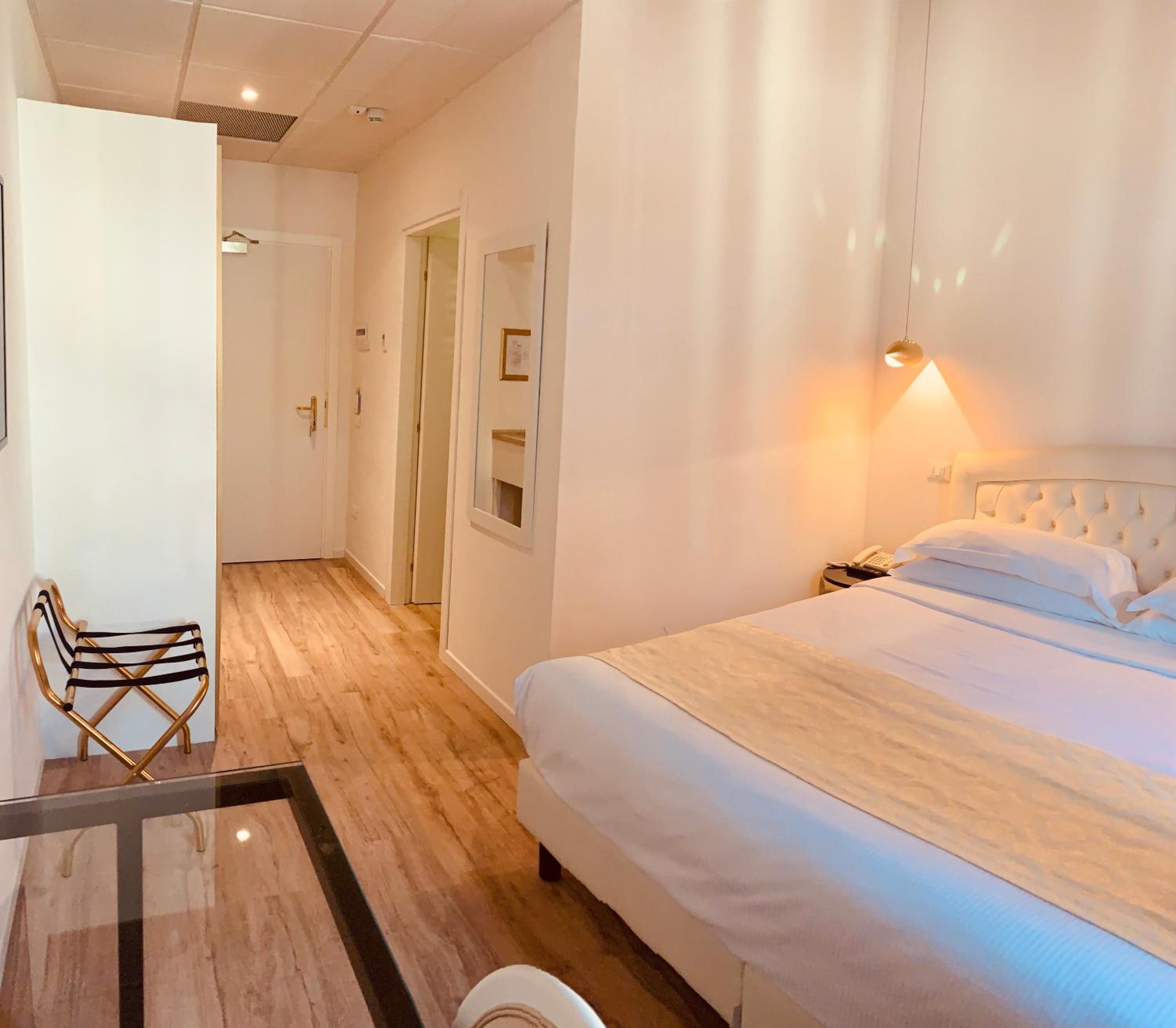 Deluxe King Room with Spa Access - Photo 12