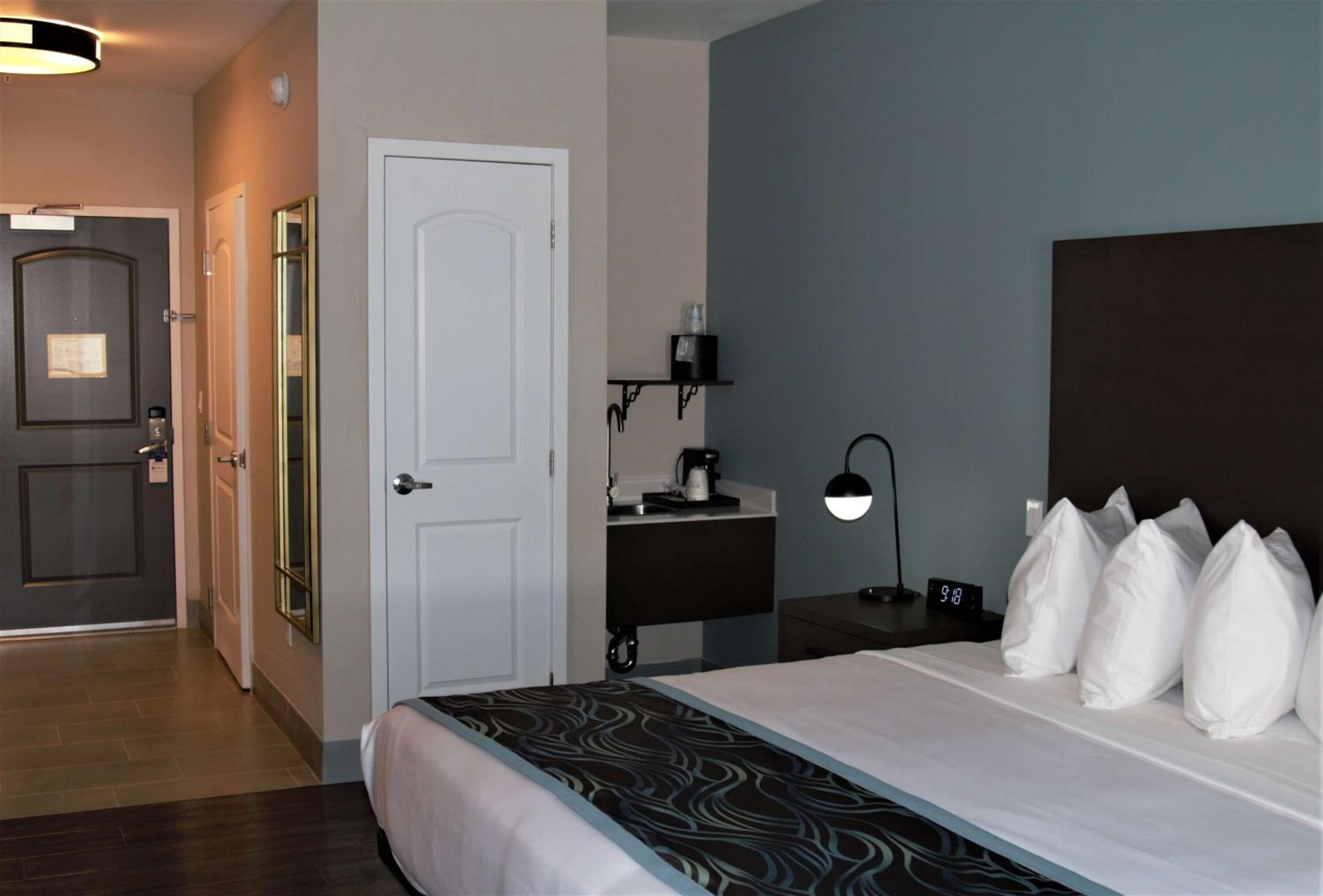King Room - Non-Smoking - Photo 4