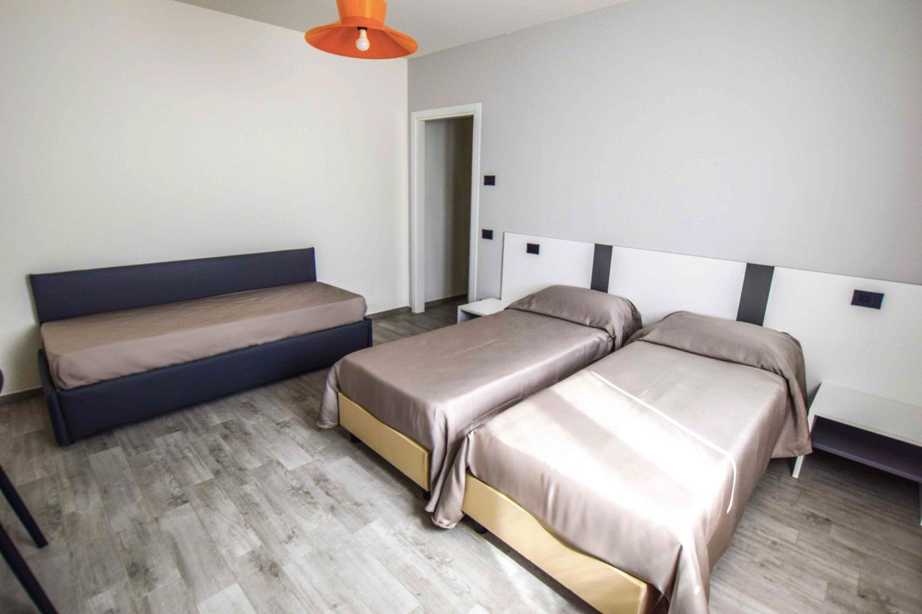 Budget Twin Room - Photo 10