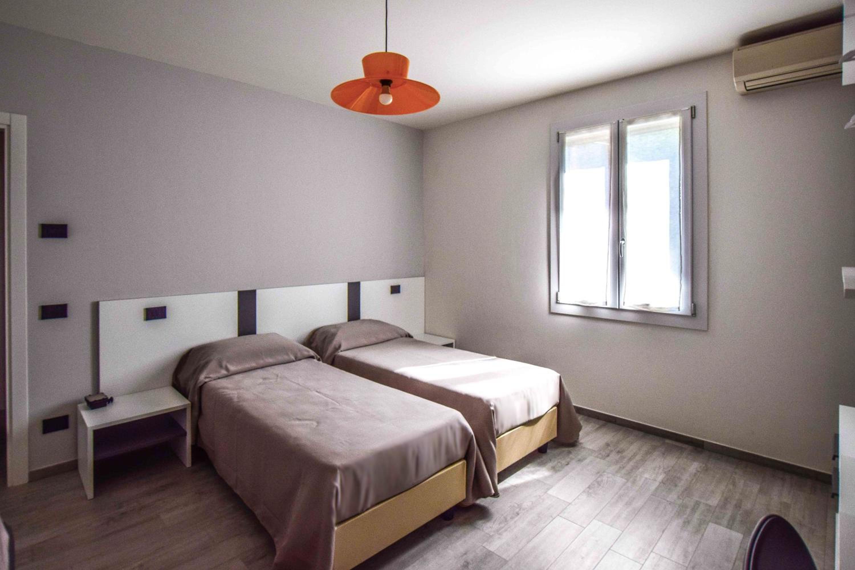 Budget Twin Room - Photo 8