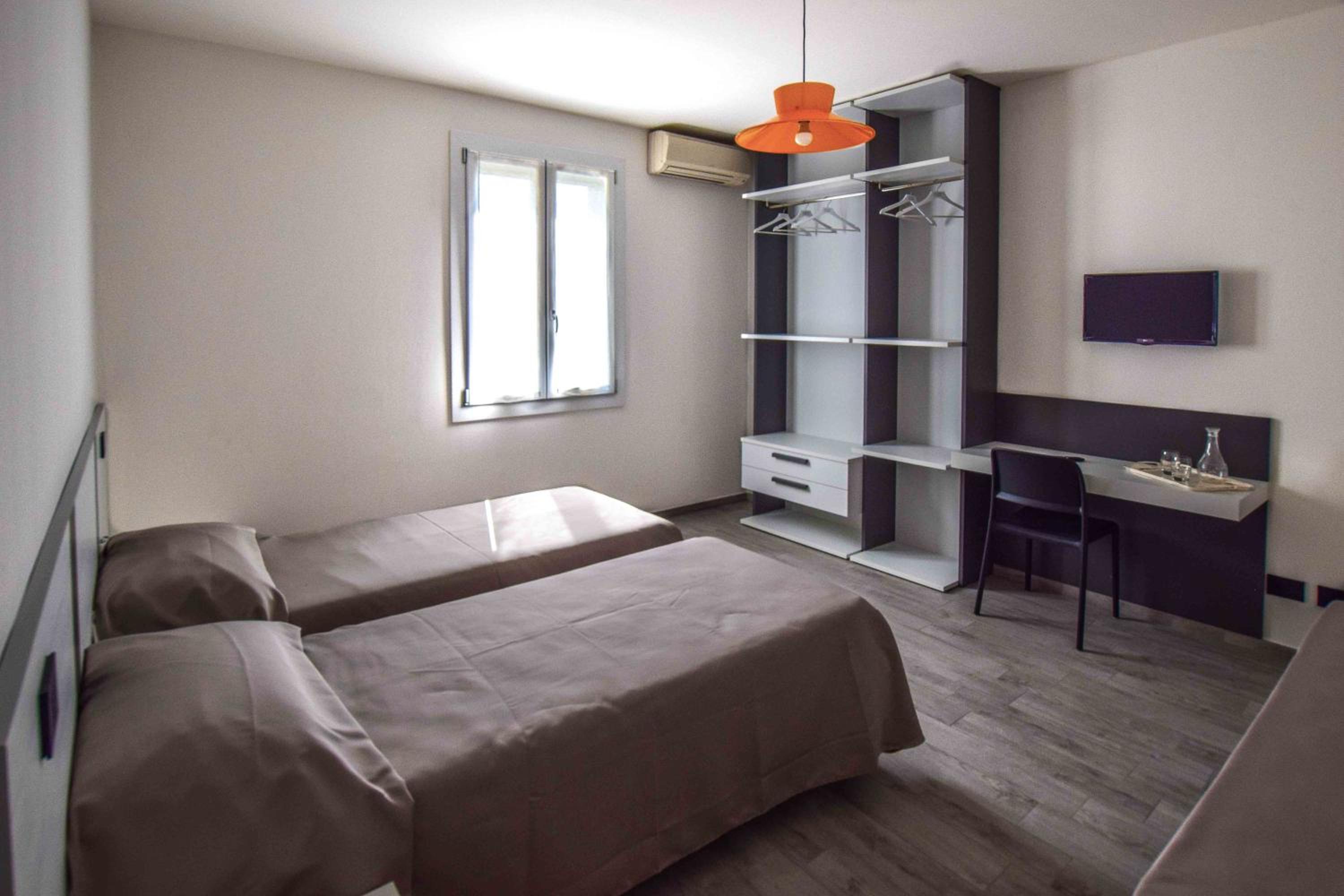 Budget Twin Room - Photo 7