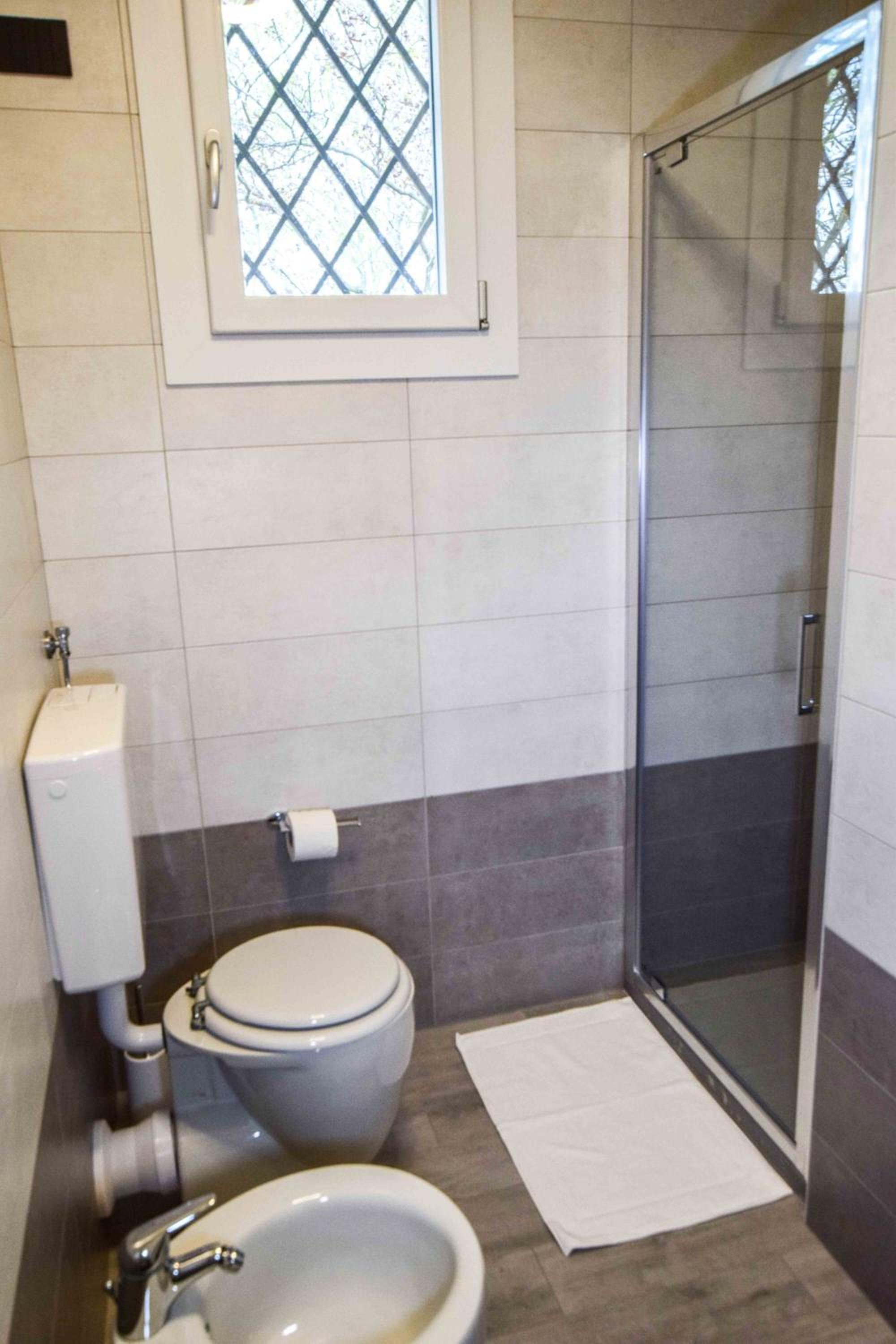 Budget Twin Room - Photo 9