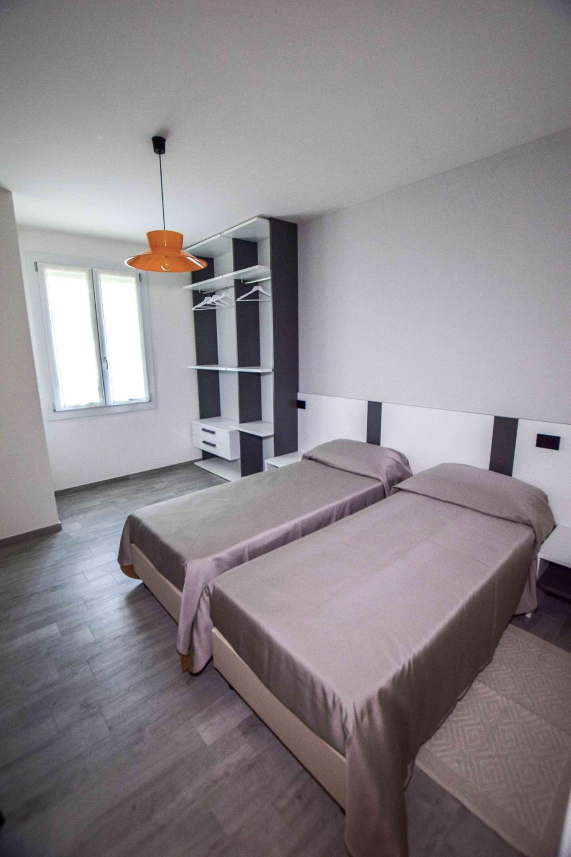 Budget Twin Room - Photo 4