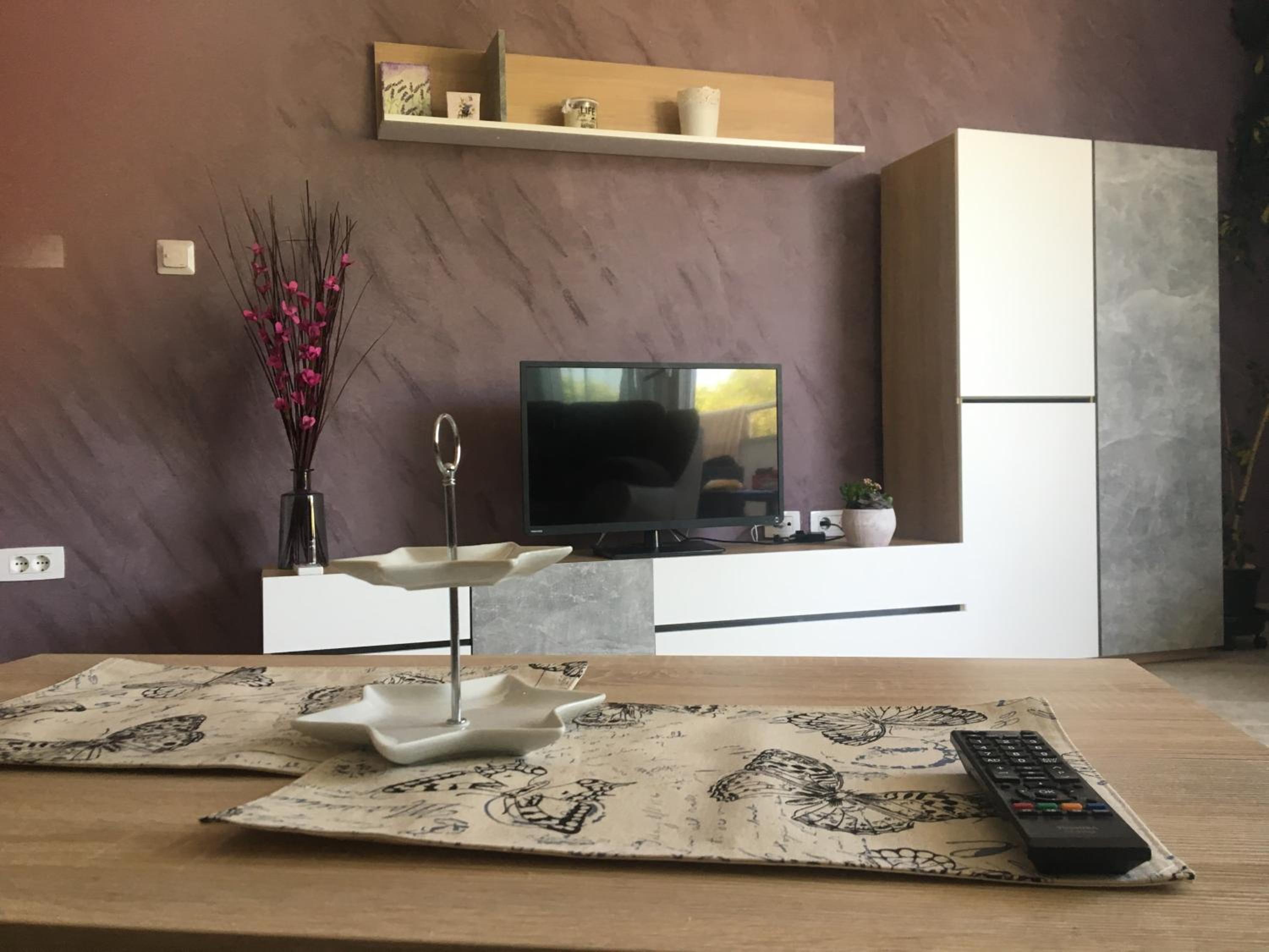One-Bedroom Apartment photo 1