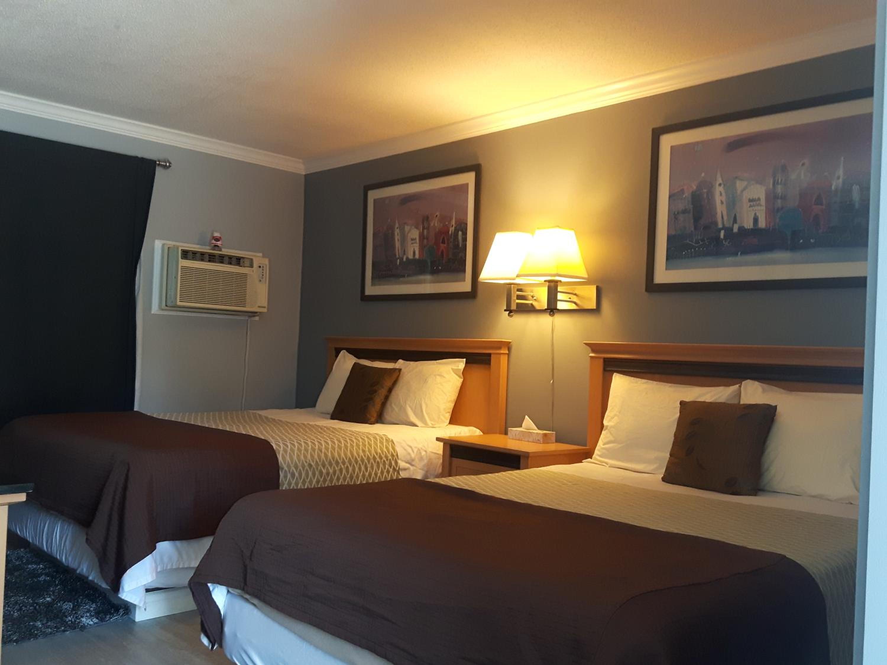 Queen Room with Two Queen Beds photo 1