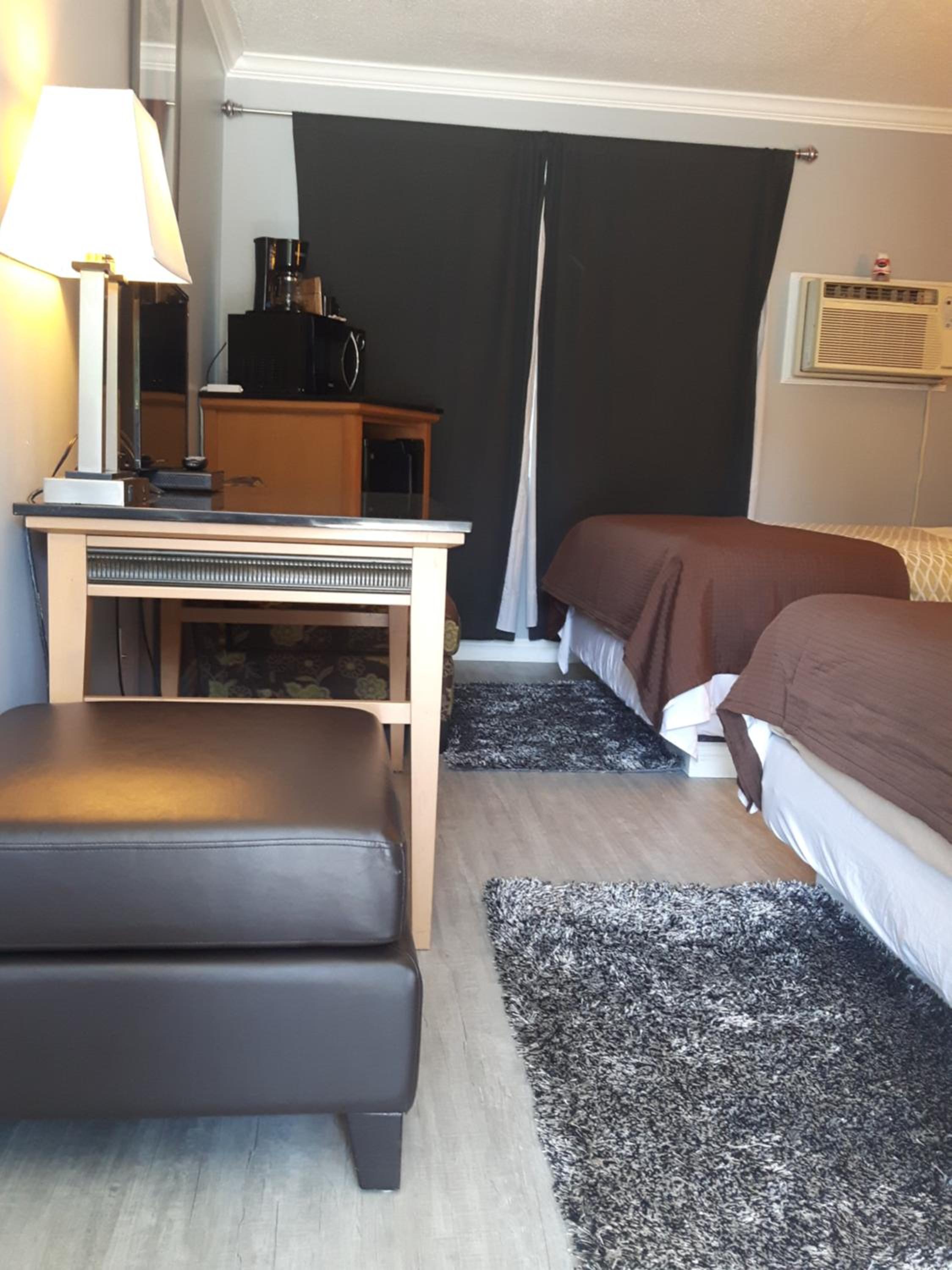 Queen Room with Two Queen Beds photo 2
