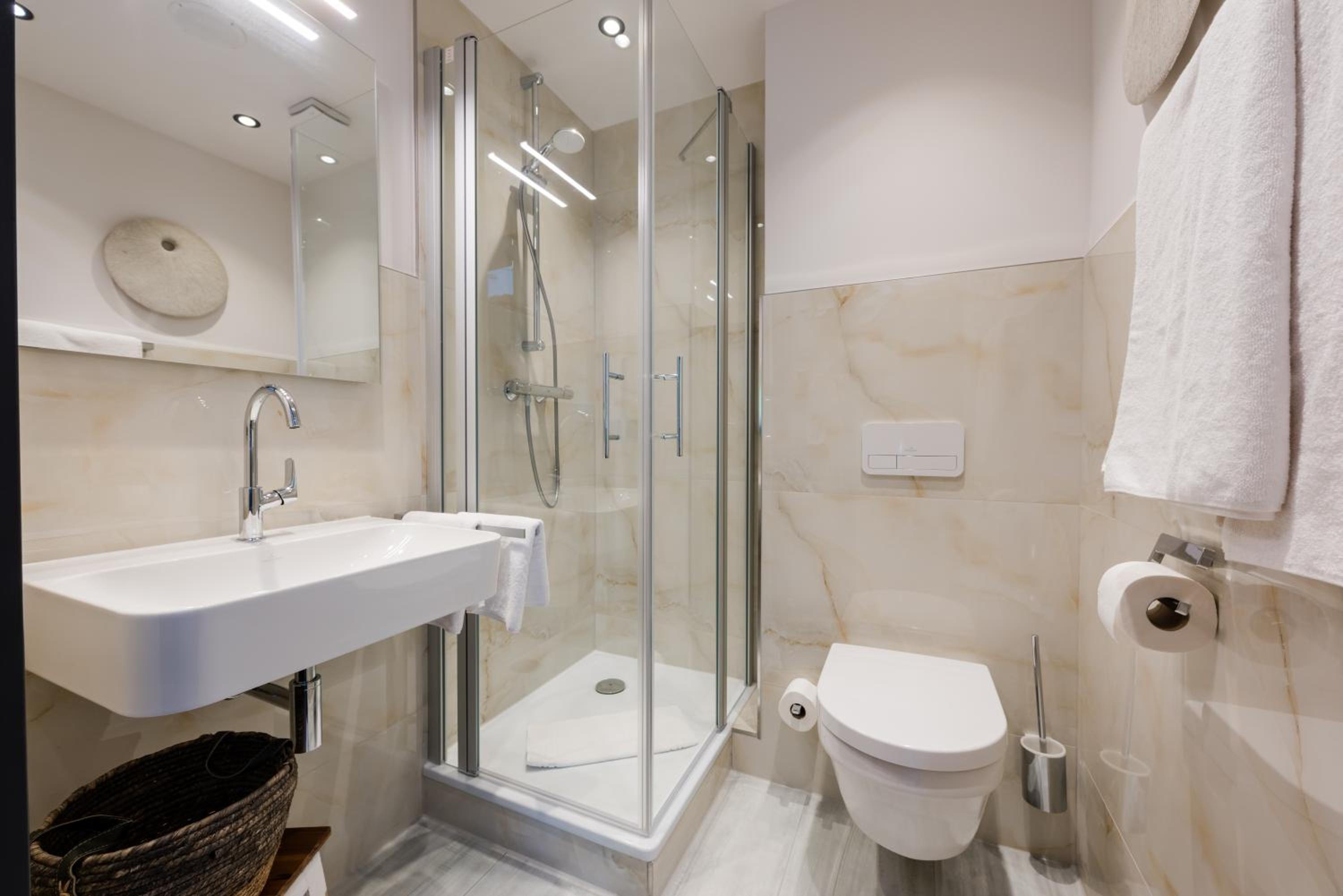 Double Room - Photo 7