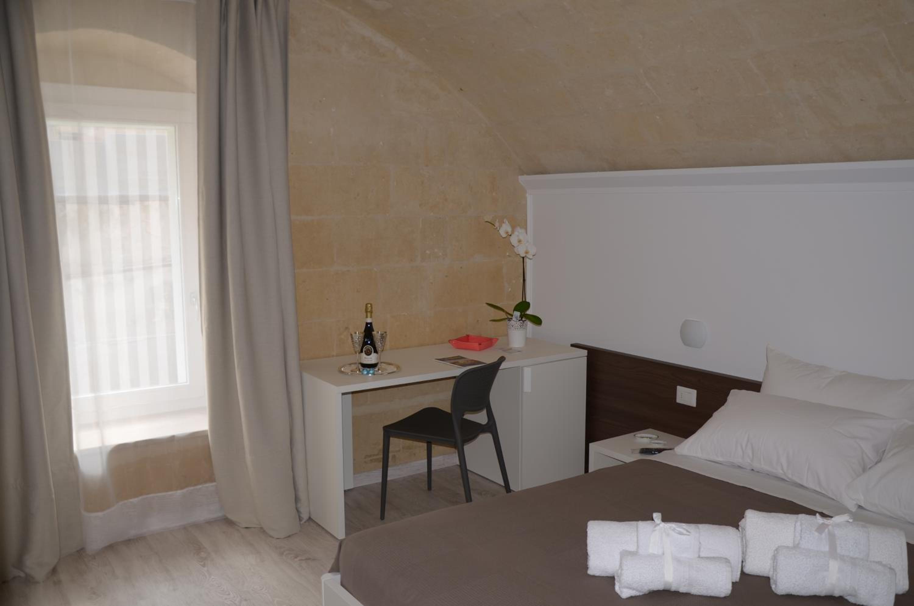 Large Double or Twin Room - Photo 4