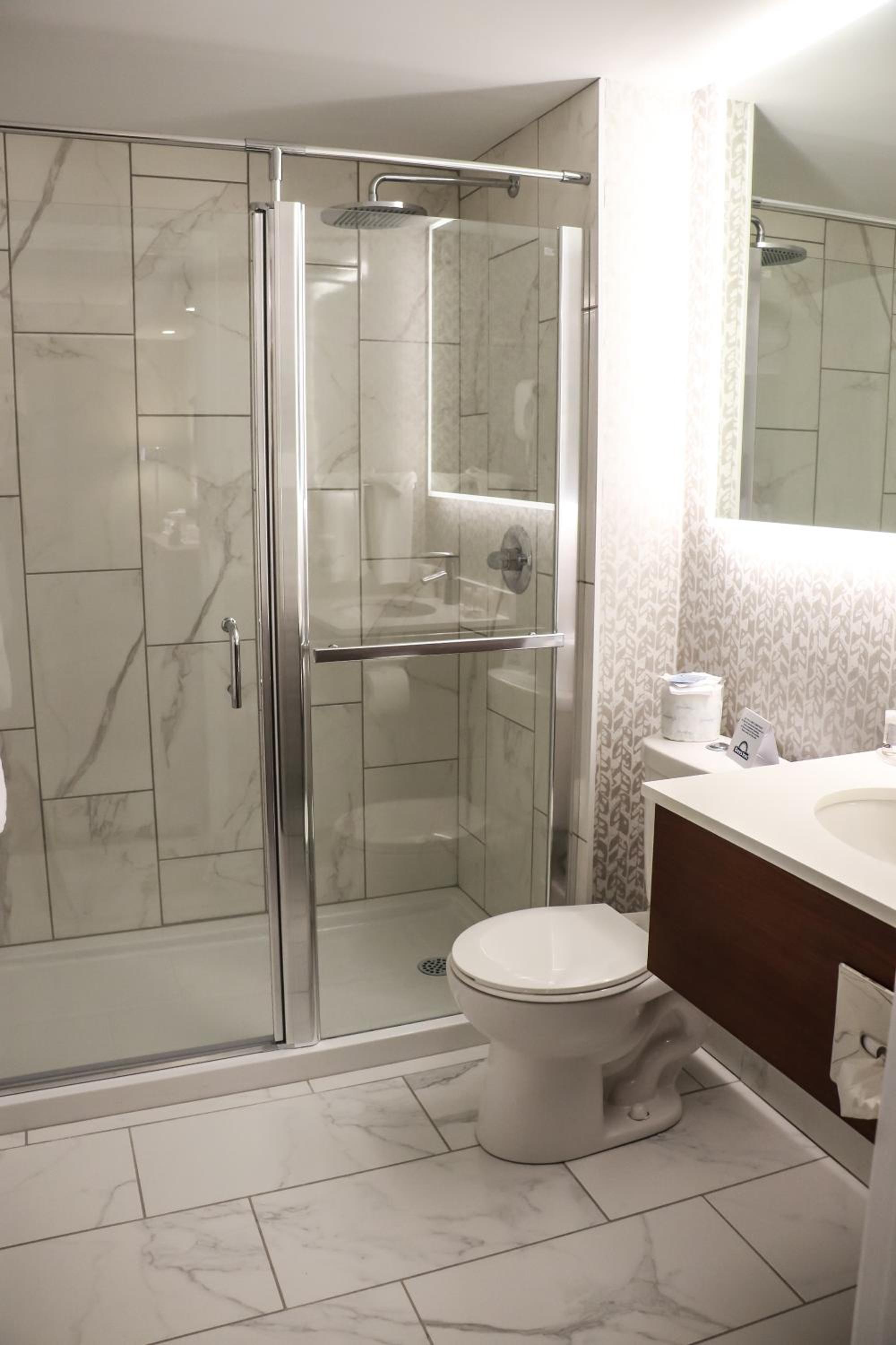 King Suite - Non-Smoking photo 2