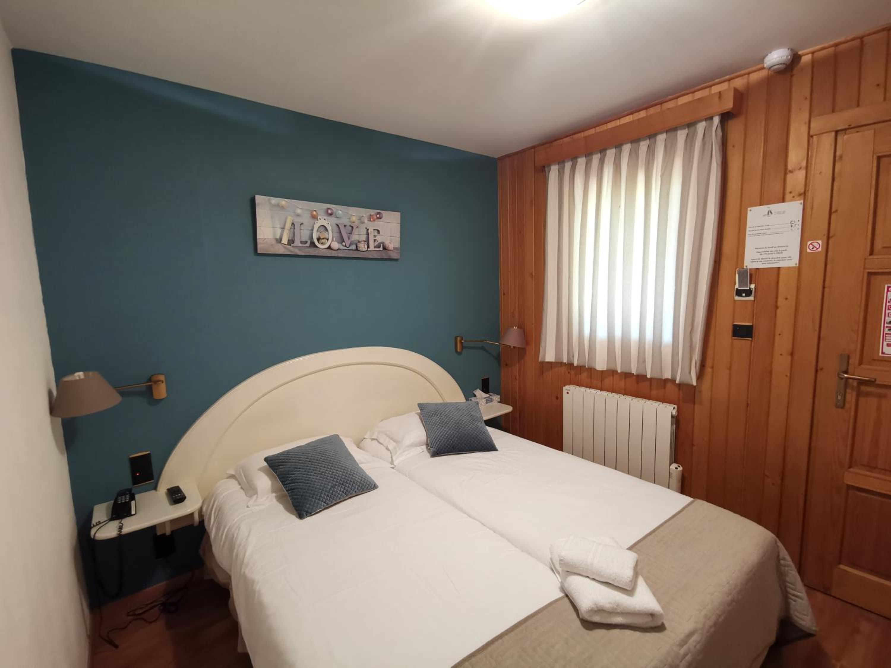 Twin Room - Photo 2