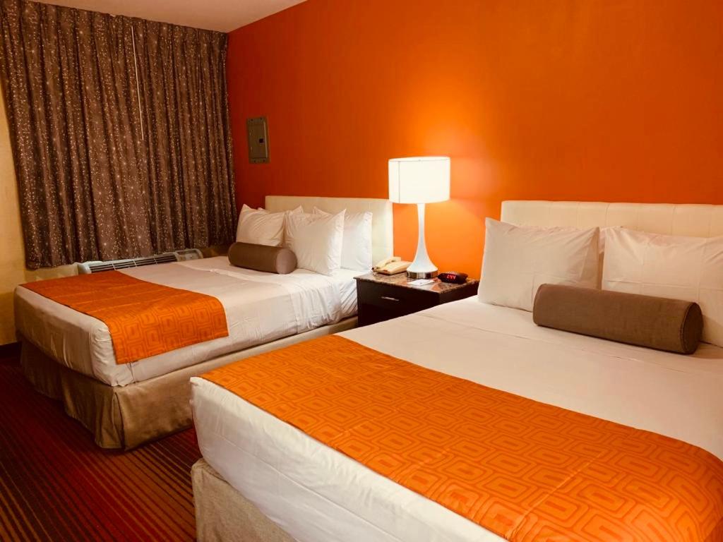 Queen Room with Two Queen Beds - Non-Smoking photo 2