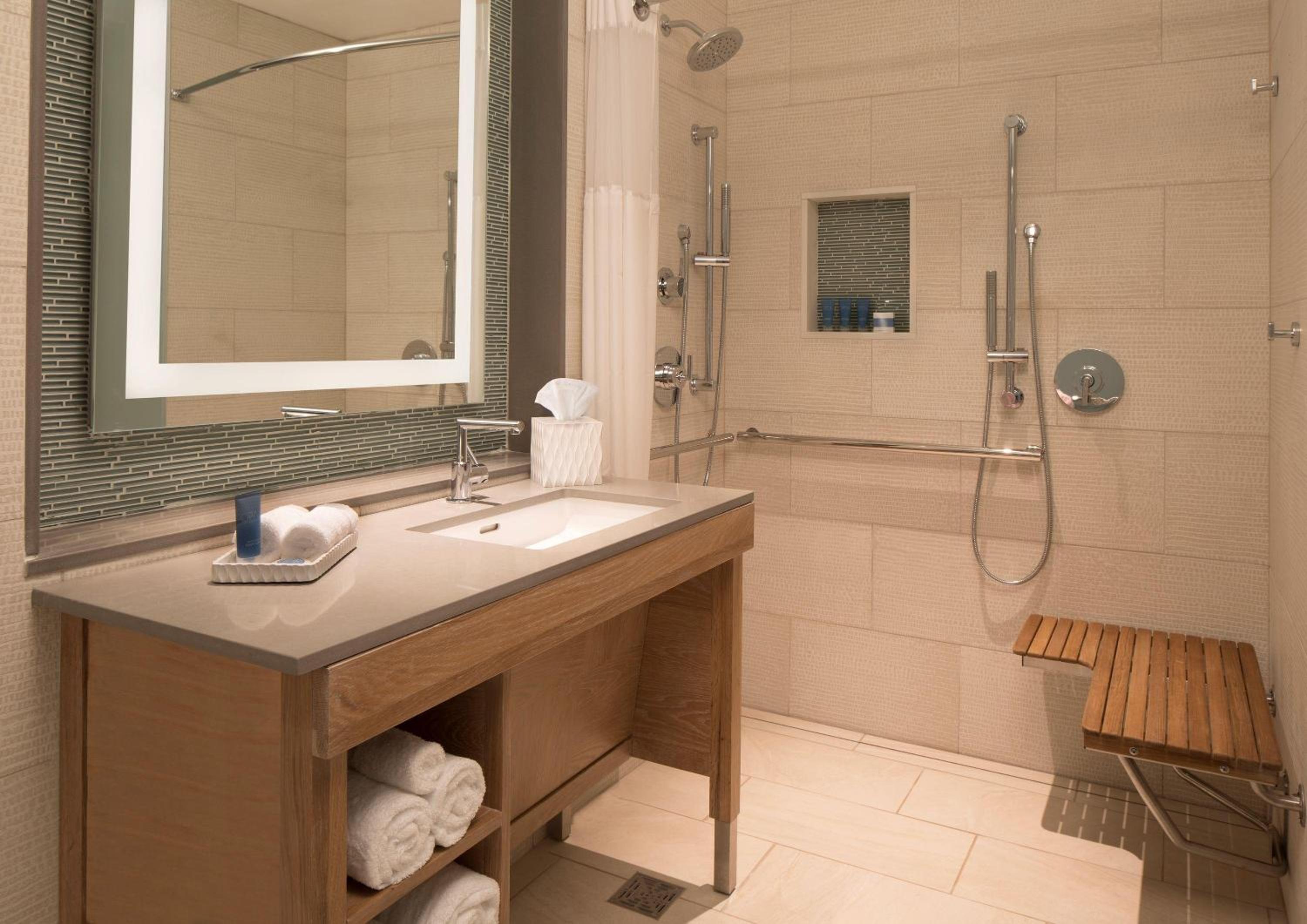 King Room with Roll-In Shower - Disability Access photo 2
