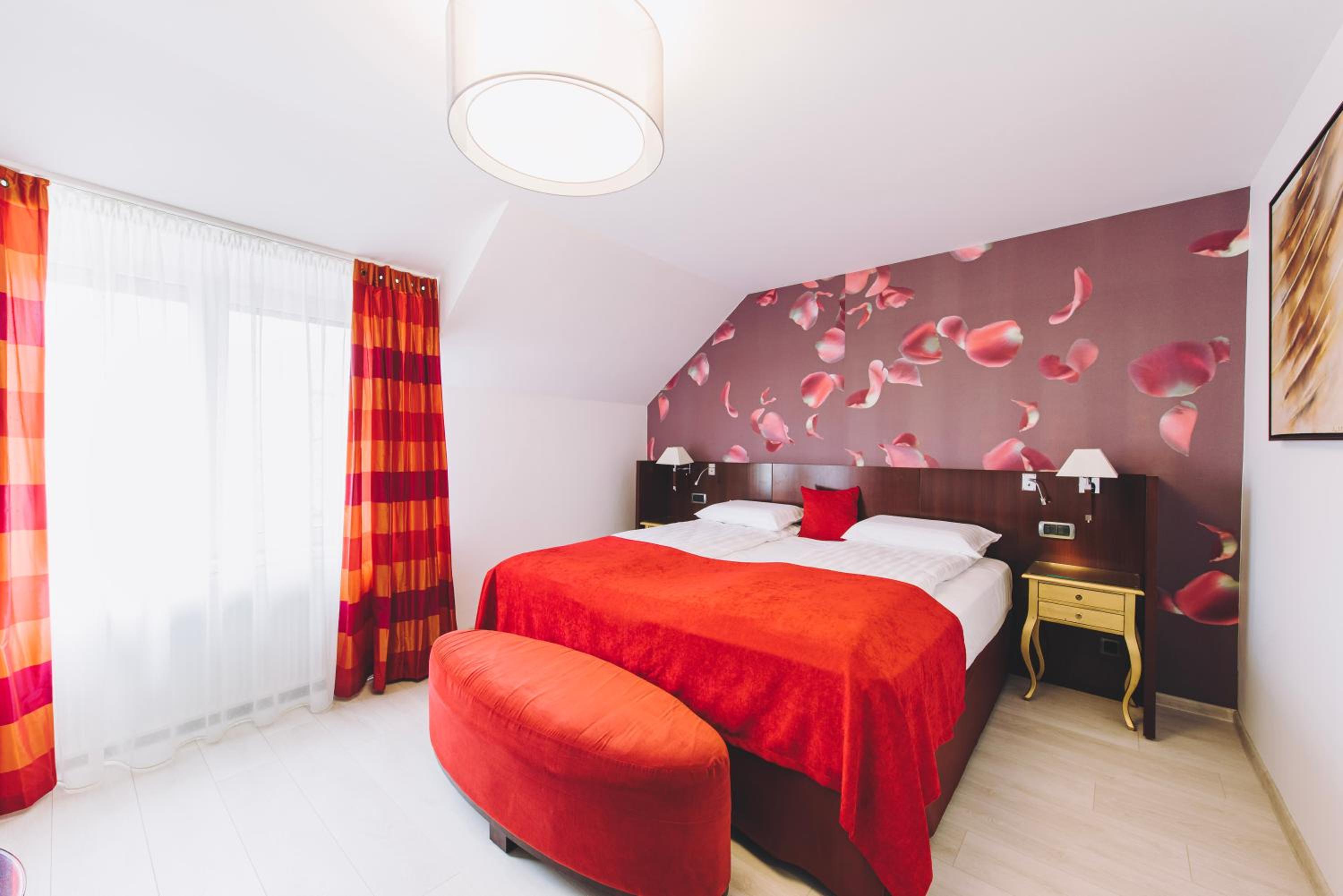 Deluxe Room (2 Adults + 1 Child) - Photo 1