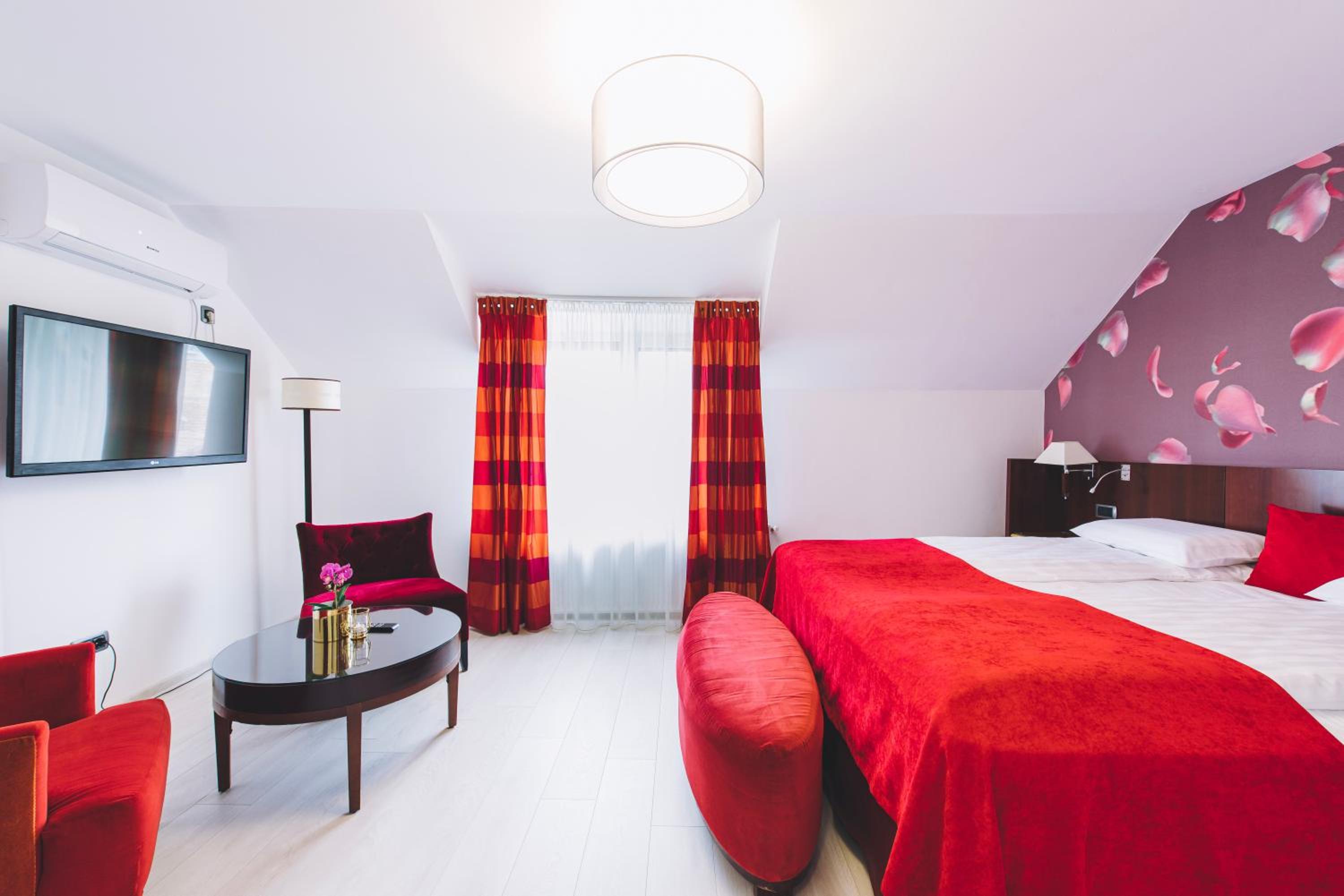 Deluxe Room (2 Adults + 1 Child) - Photo 2