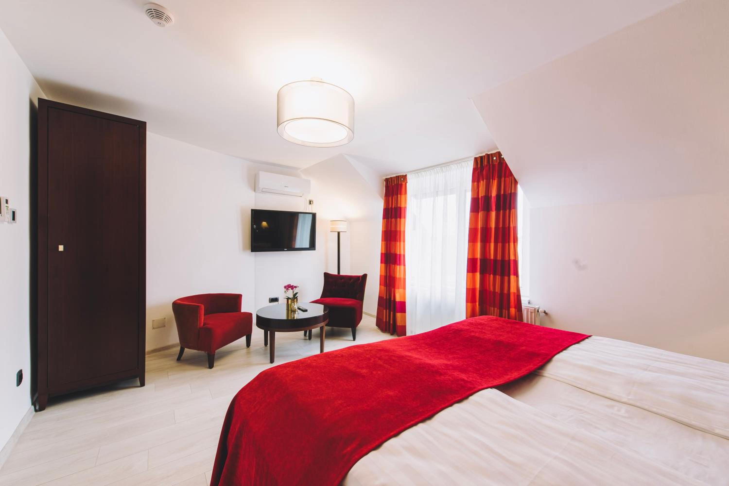 Deluxe Room (2 Adults + 1 Child) - Photo 3
