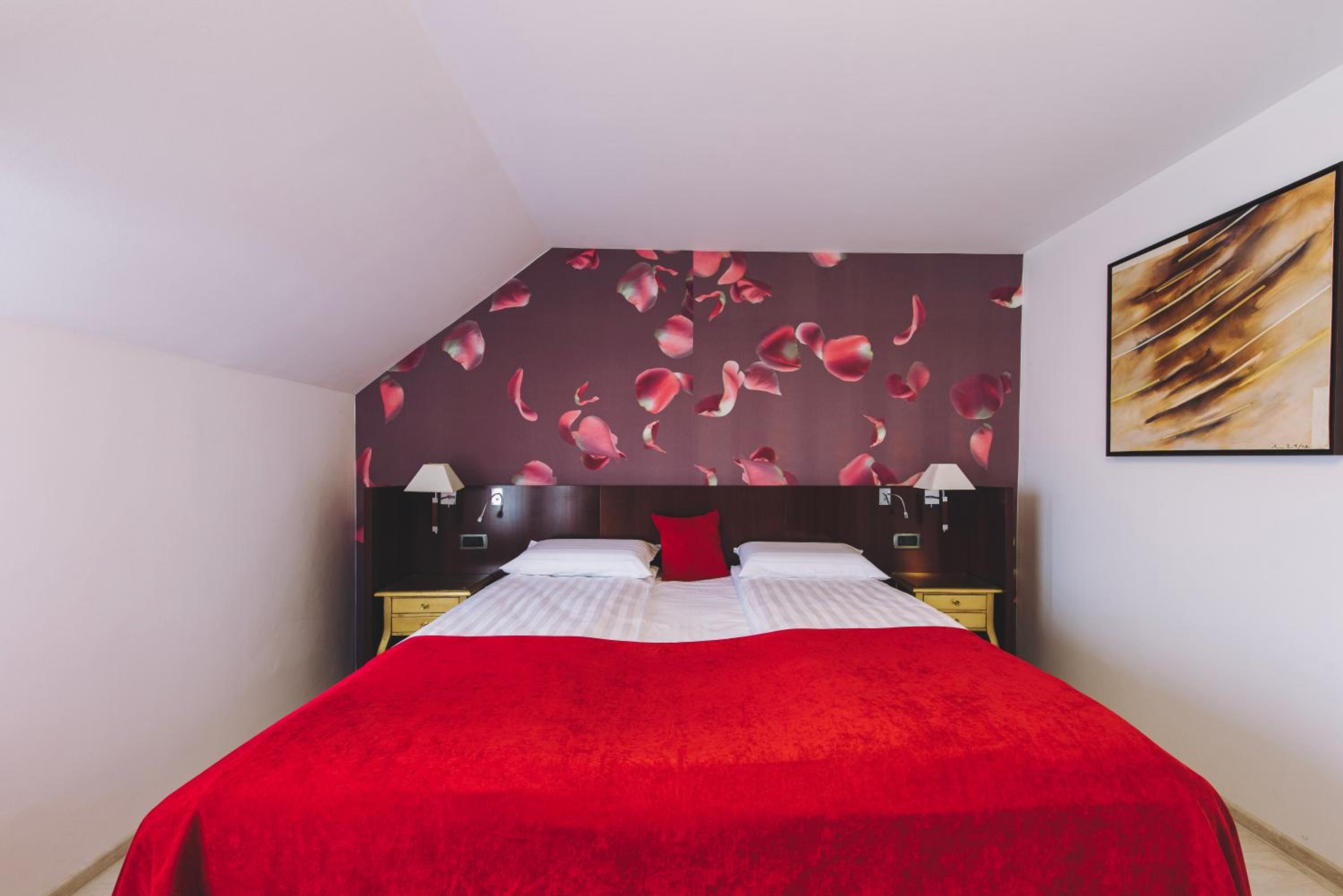 Deluxe Room (2 Adults + 1 Child) - Photo 7