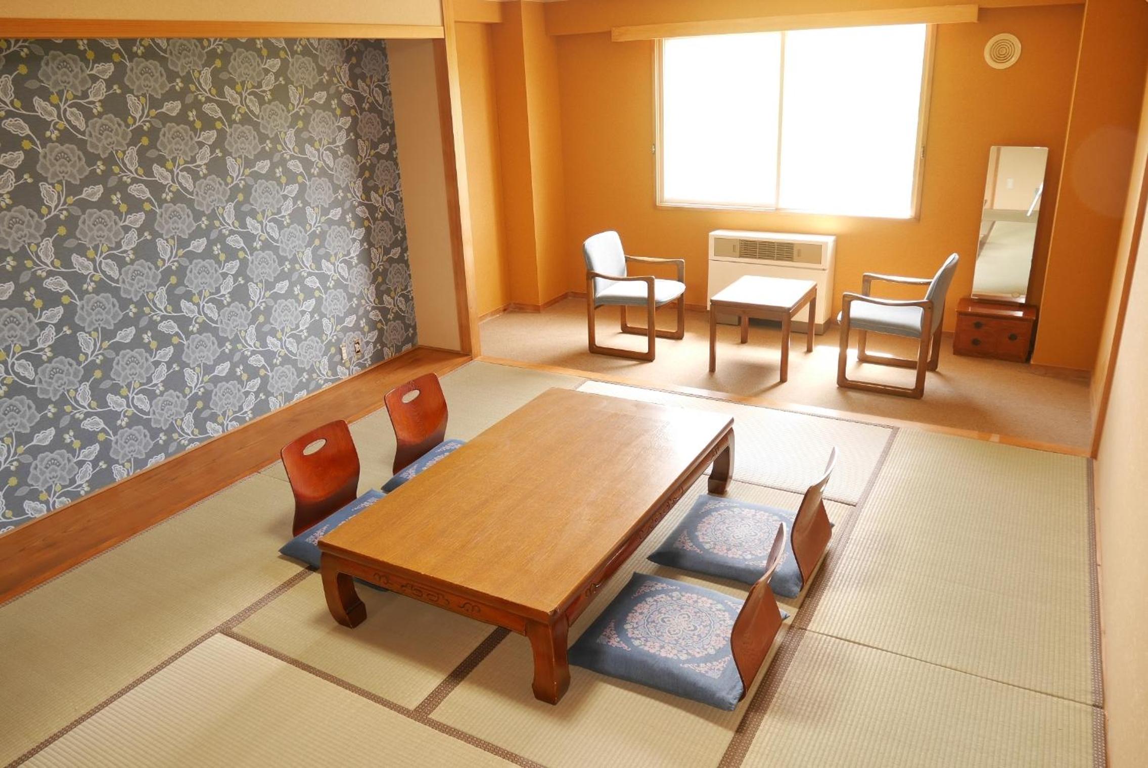 Mountain View Japanese-Style Quadruple Room with Private Bathroom - Photo 1