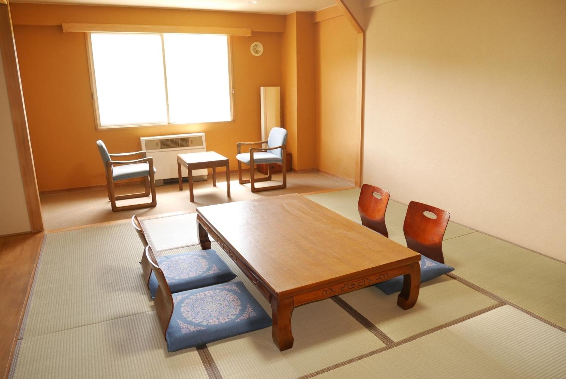 Mountain View Japanese-Style Quadruple Room with Private Bathroom - Photo 5