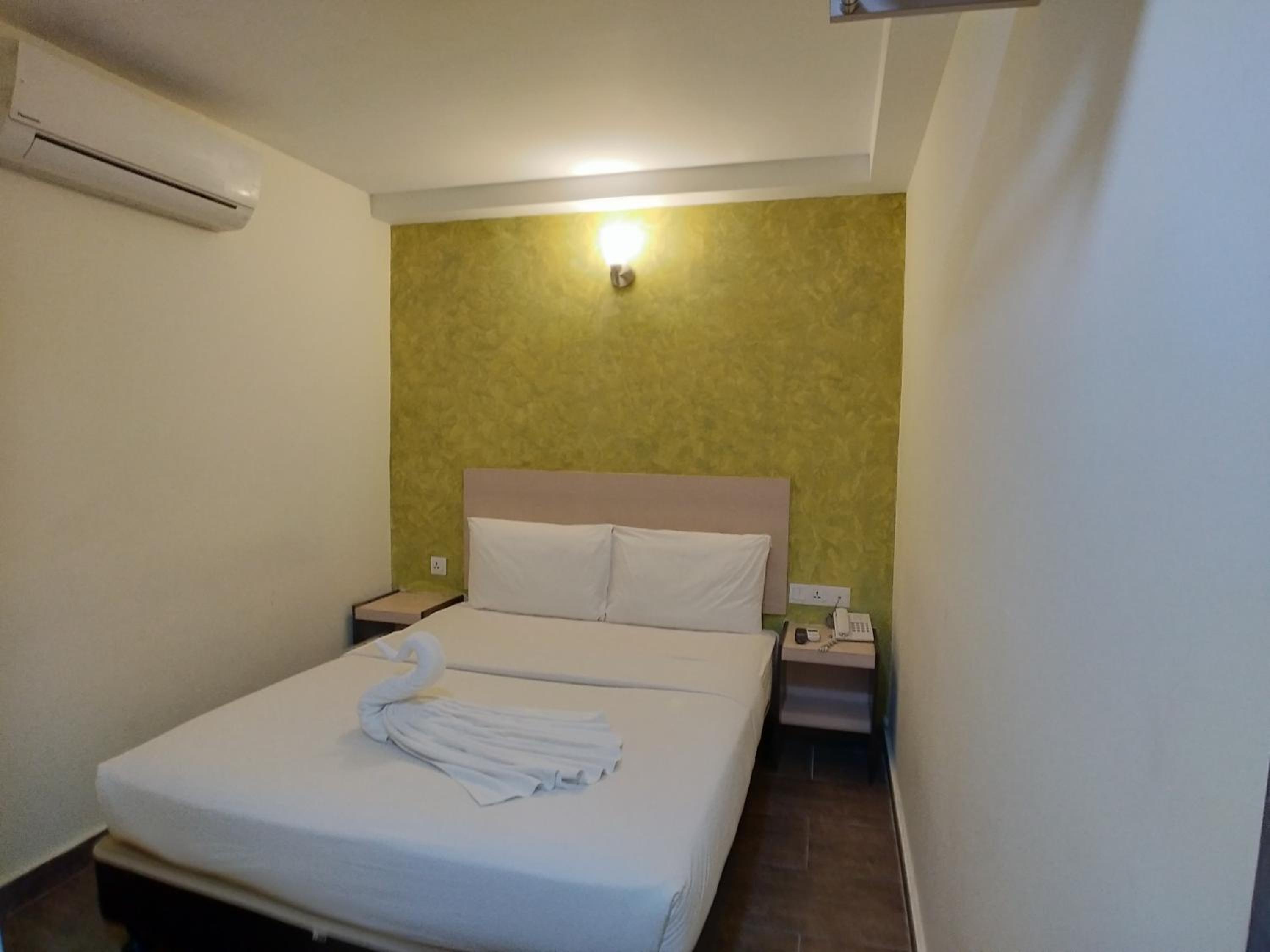 Deluxe Queen Room (no window)