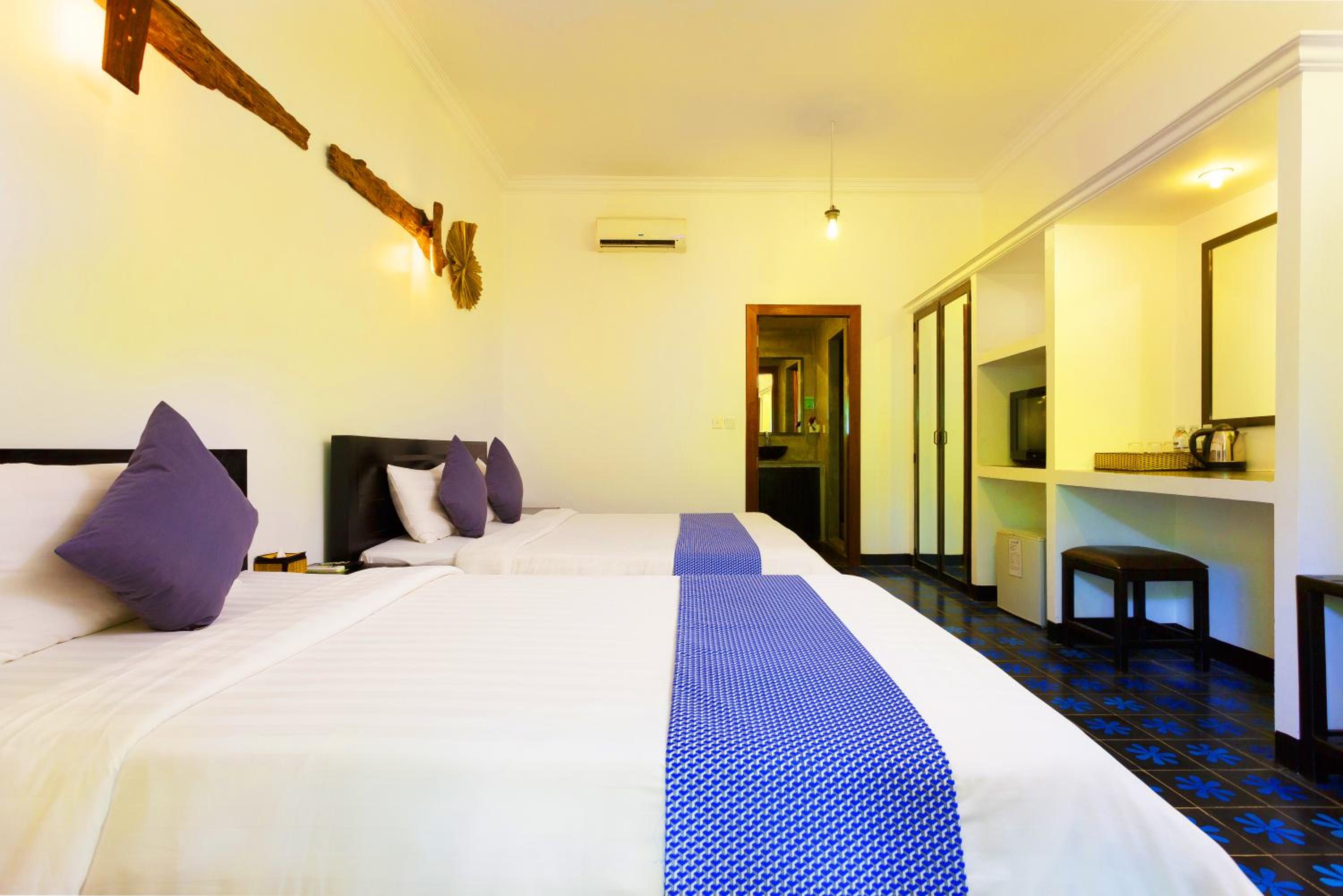 Triple Room with Pool View 