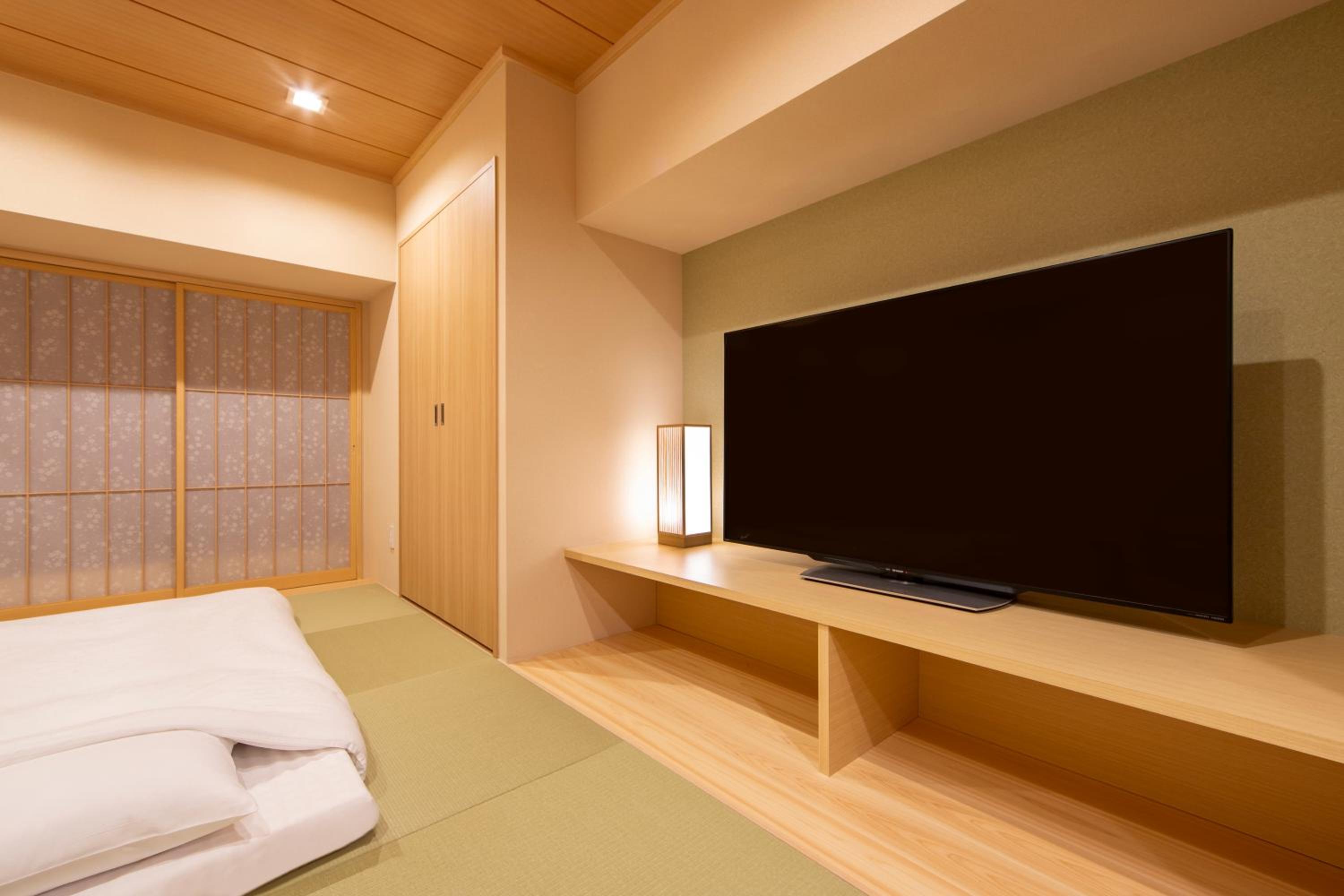 Japanese-Style Family Room (4 Adults)