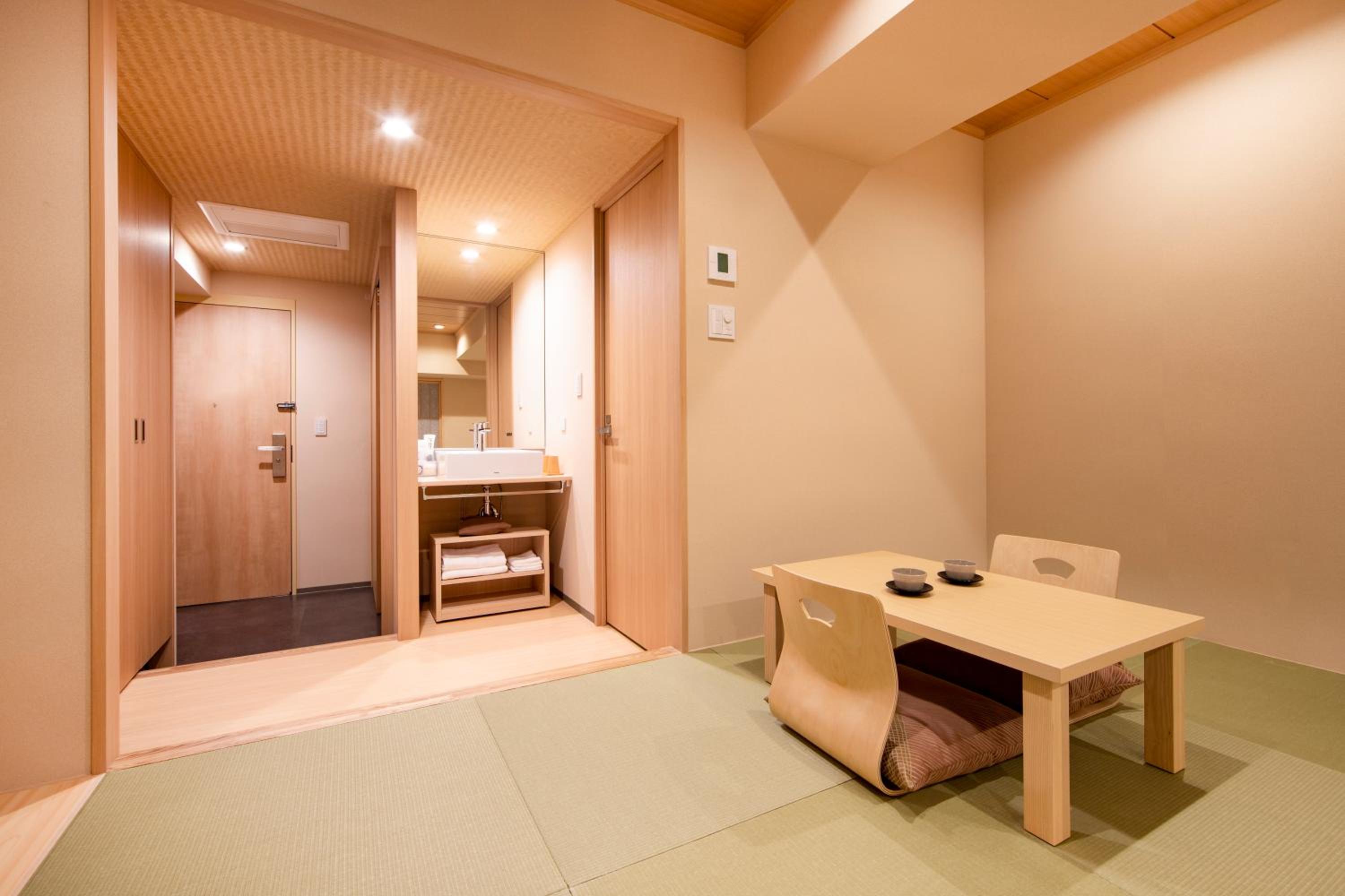 Japanese-Style Family Room (4 Adults)