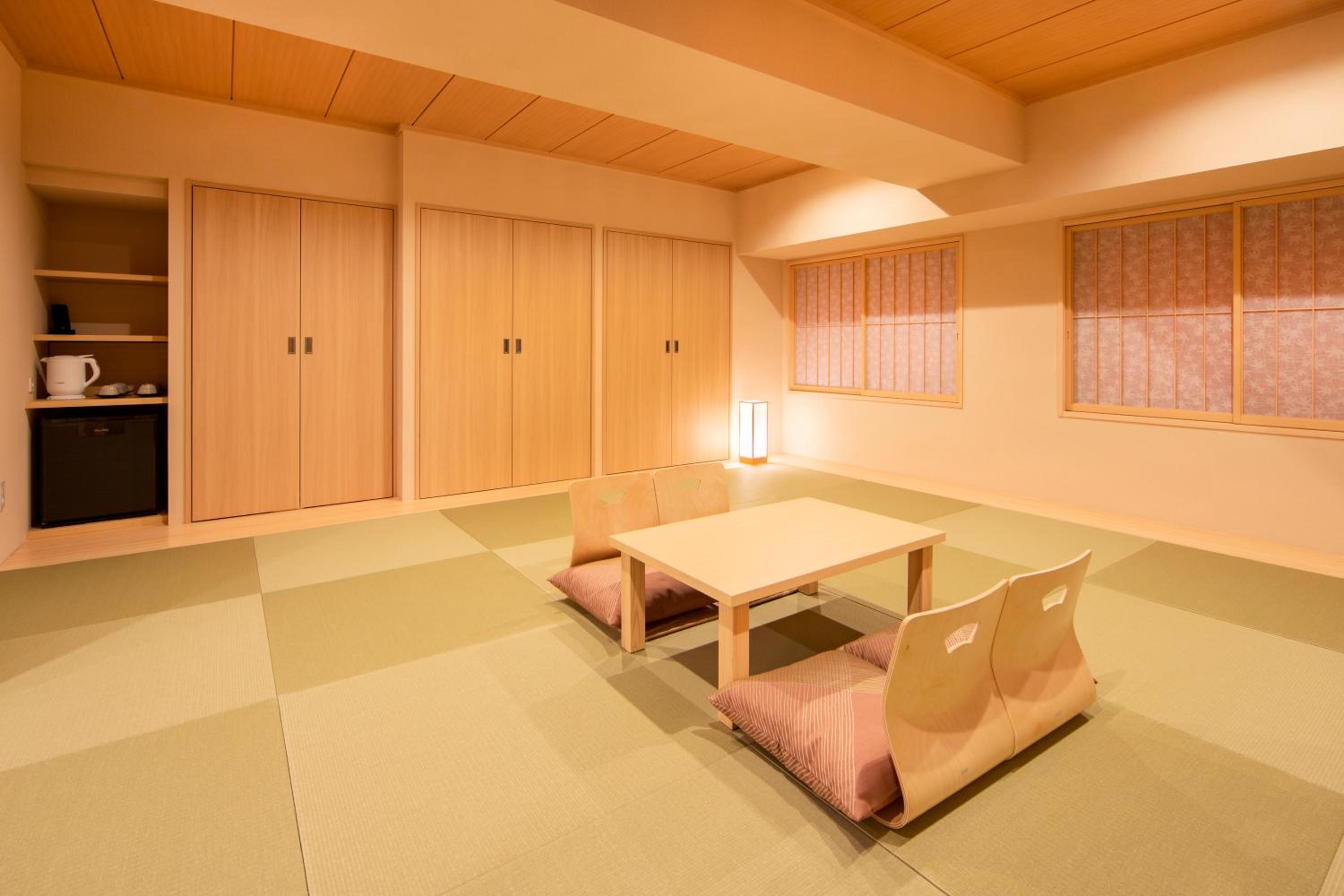 Japanese-Style Family Room (6 Adults)
