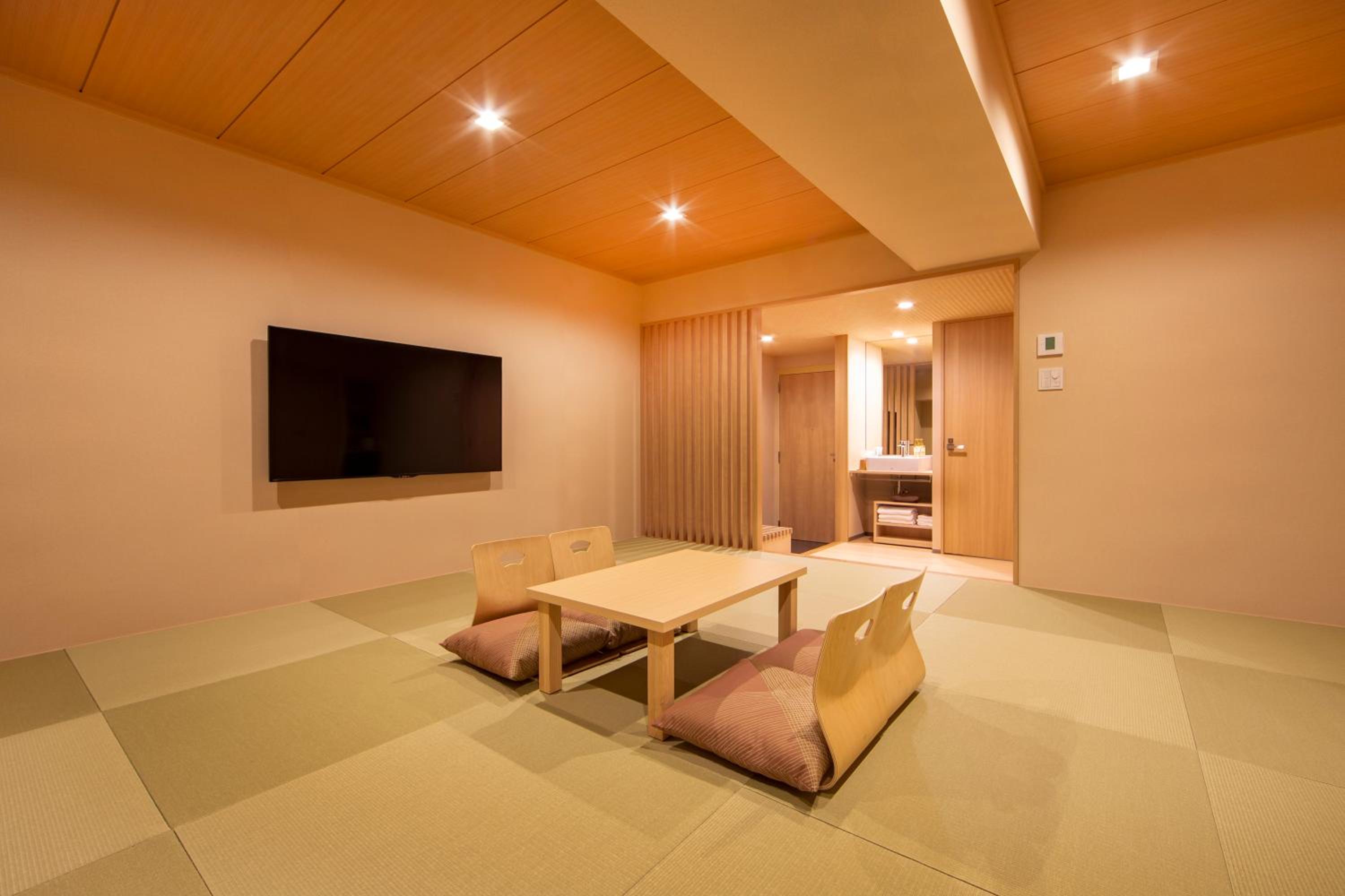 Japanese-Style Family Room (6 Adults)