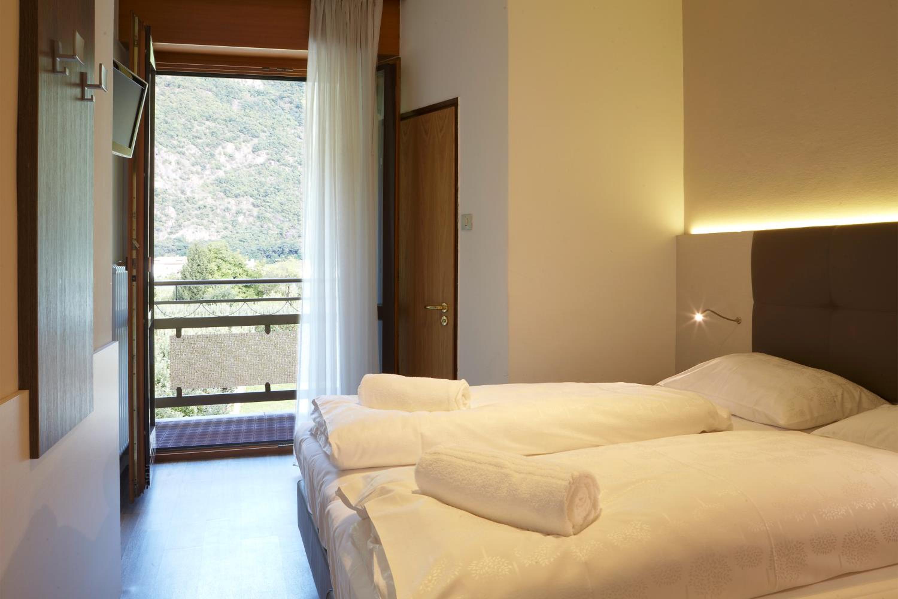 Economy Double Room - Street Side - Photo 9