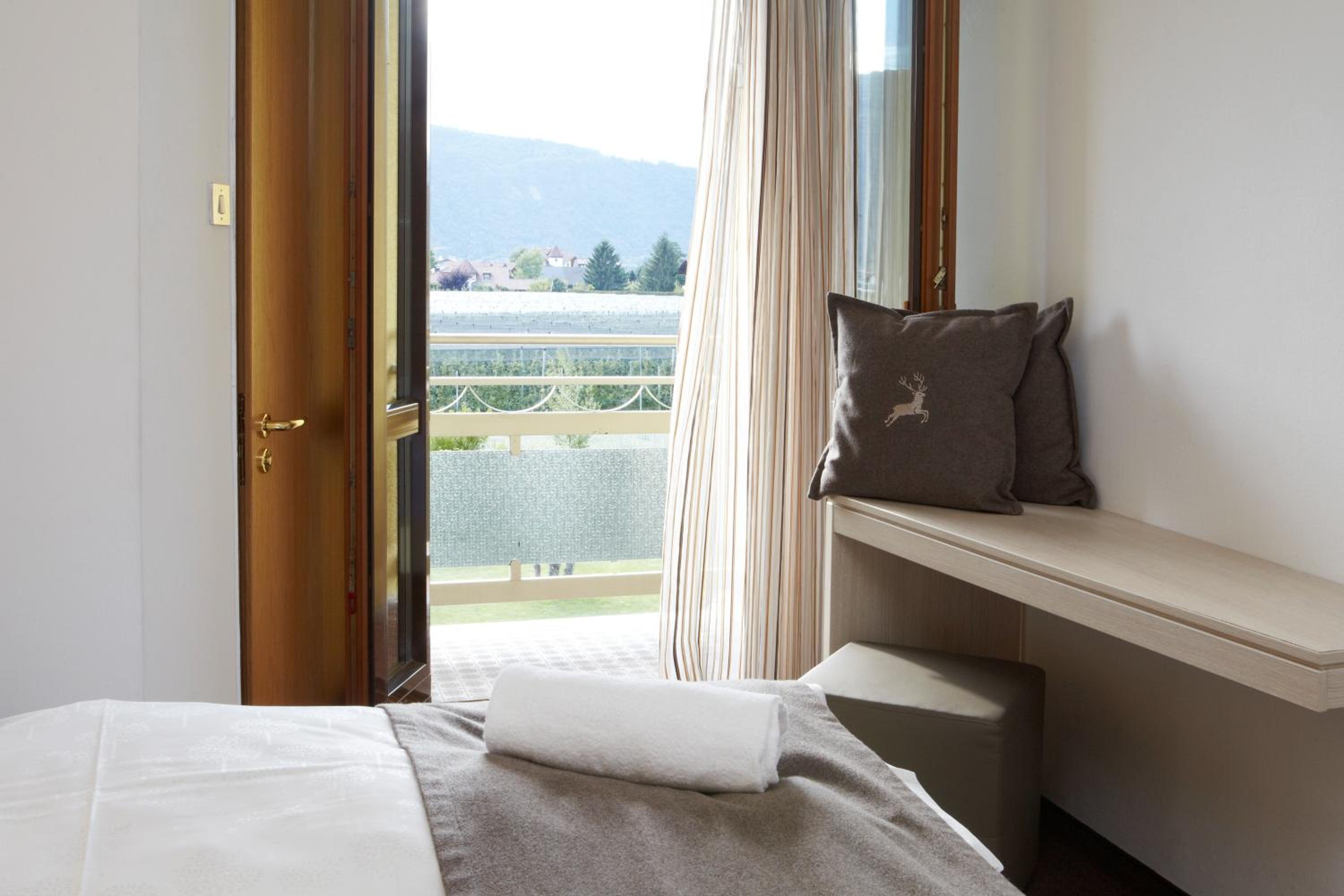 Double or Twin Room with Balcony and Garden View - Photo 3