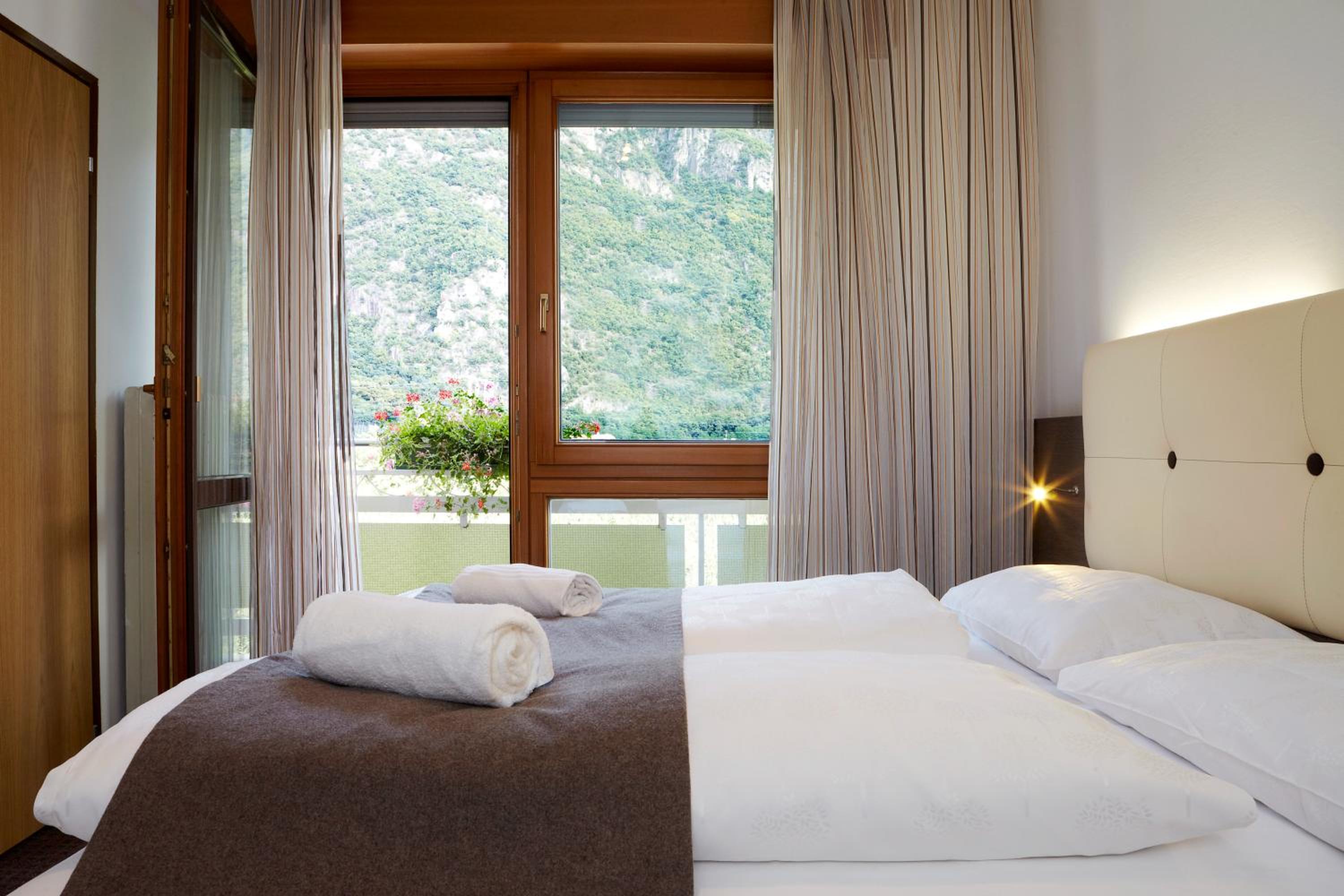 Triple Room with Balcony - Street Side - Photo 5
