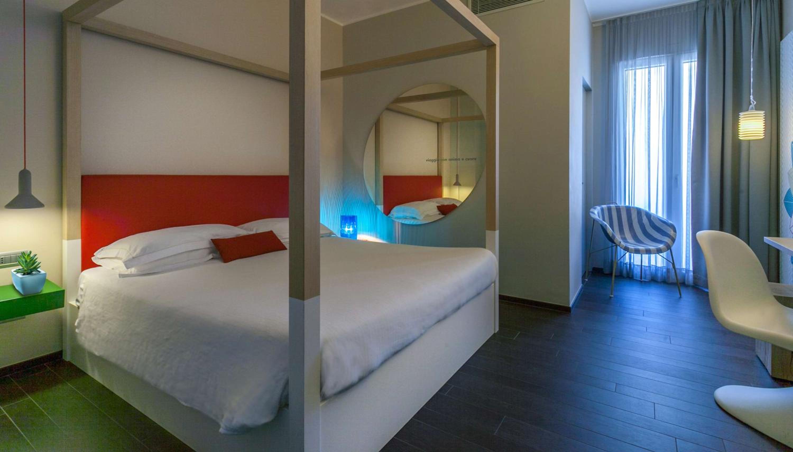 Deluxe King Room with Balcony and Sea View - Photo 11