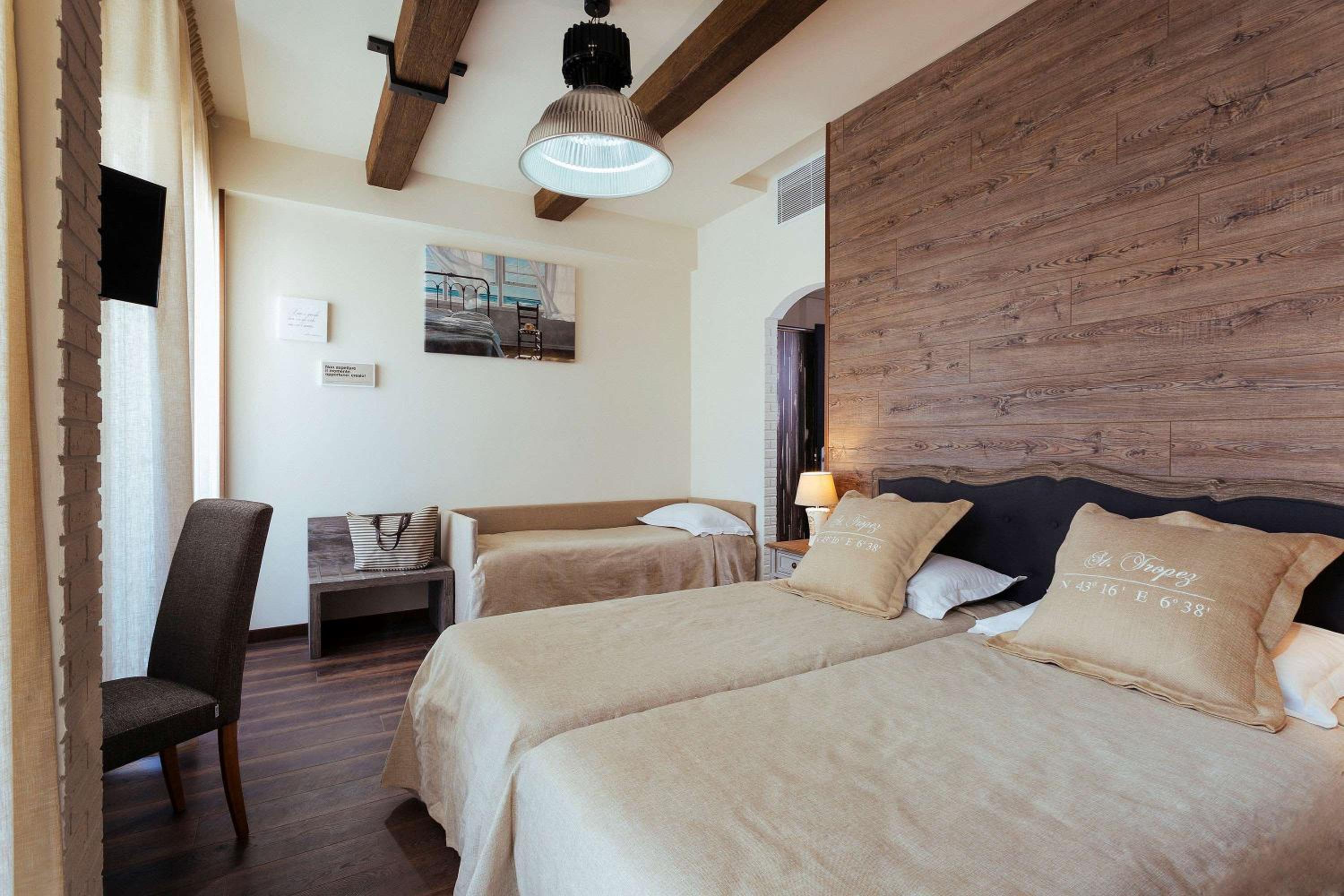 Deluxe Room with Balcony and Sea View - Photo 7