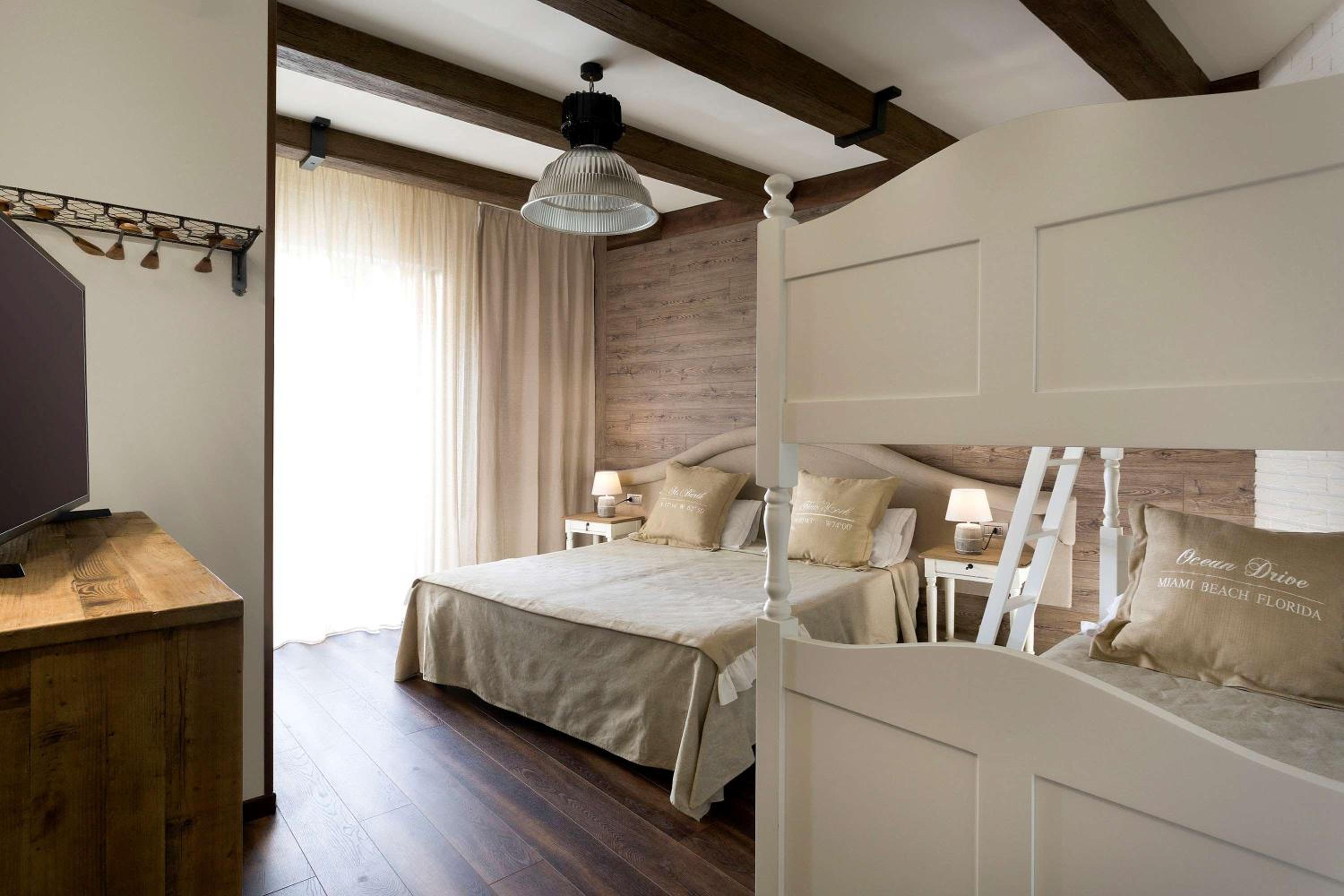 Deluxe Room with Balcony and Sea View - Photo 1