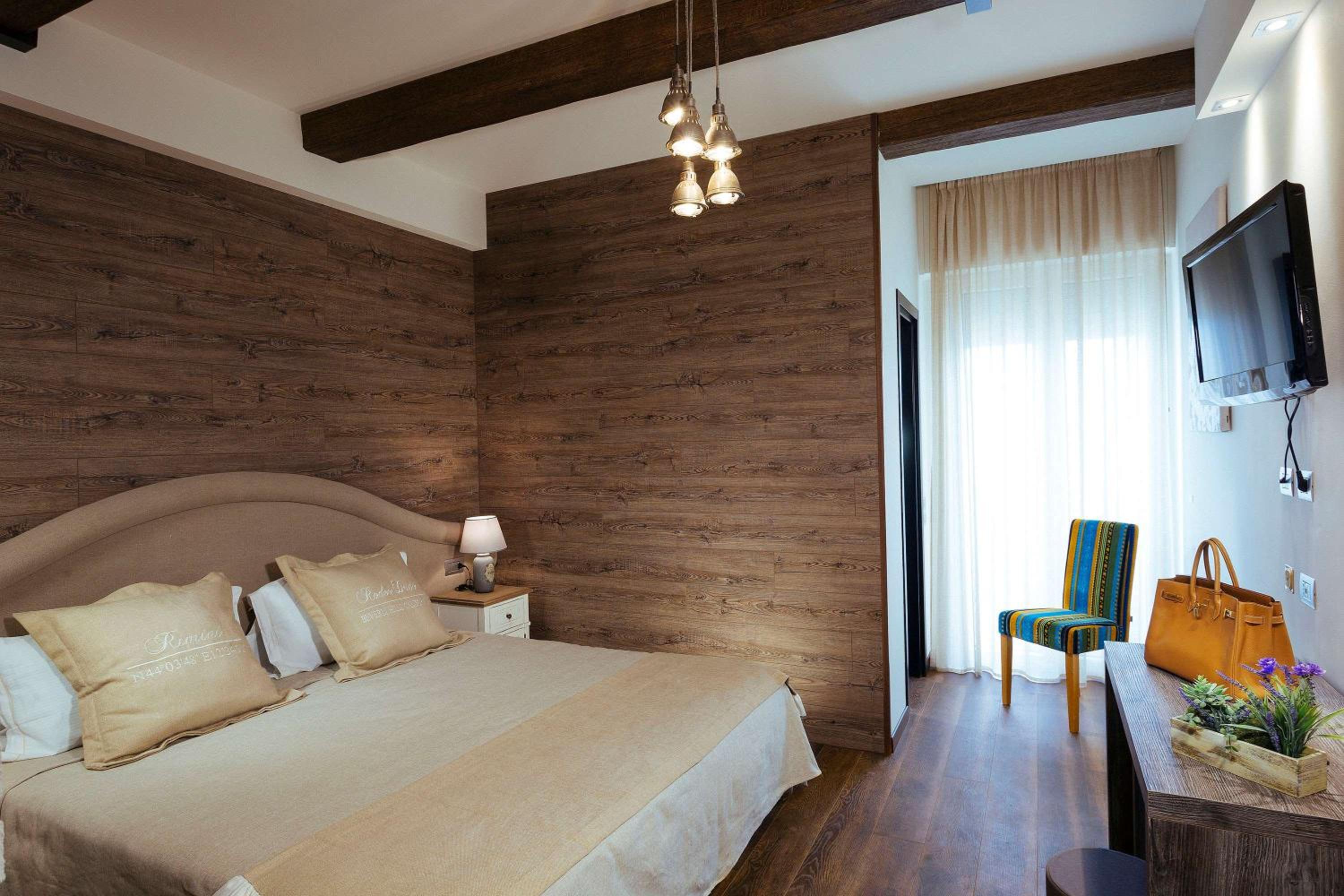 Deluxe King Room with Balcony and Sea View - Photo 20