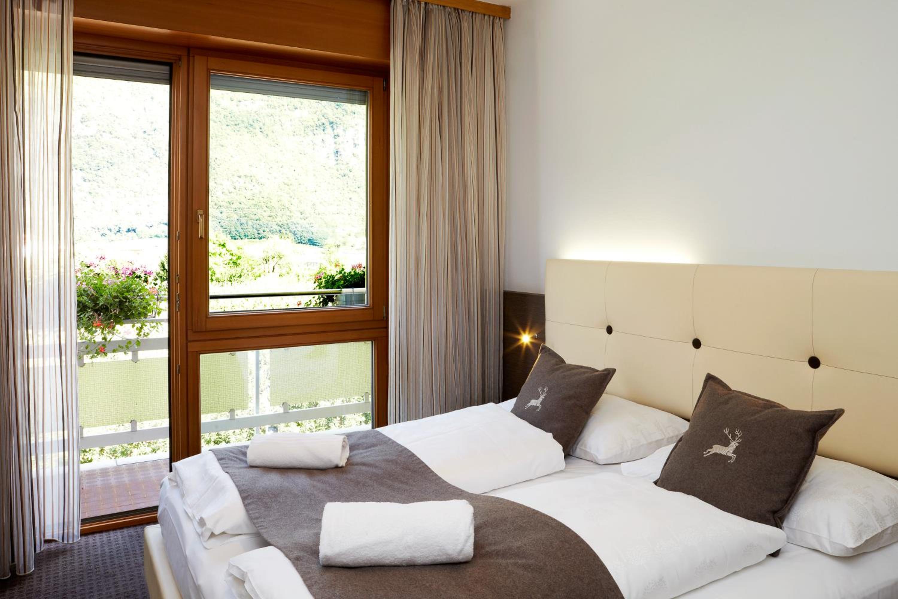 Triple Room with Balcony - Street Side - Photo 9