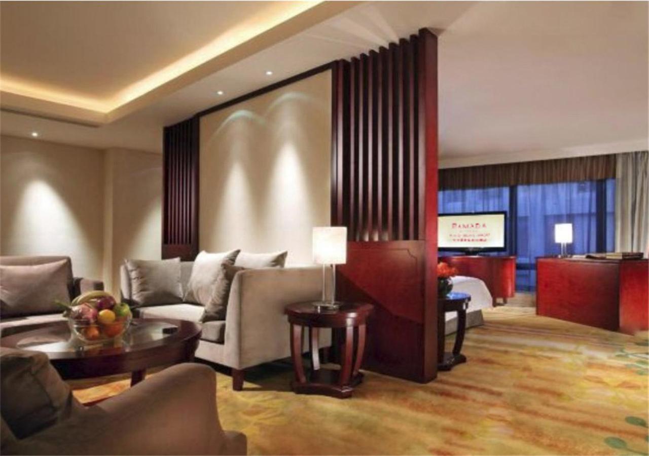 Deluxe King Suite - Non-Smoking - Photo 1