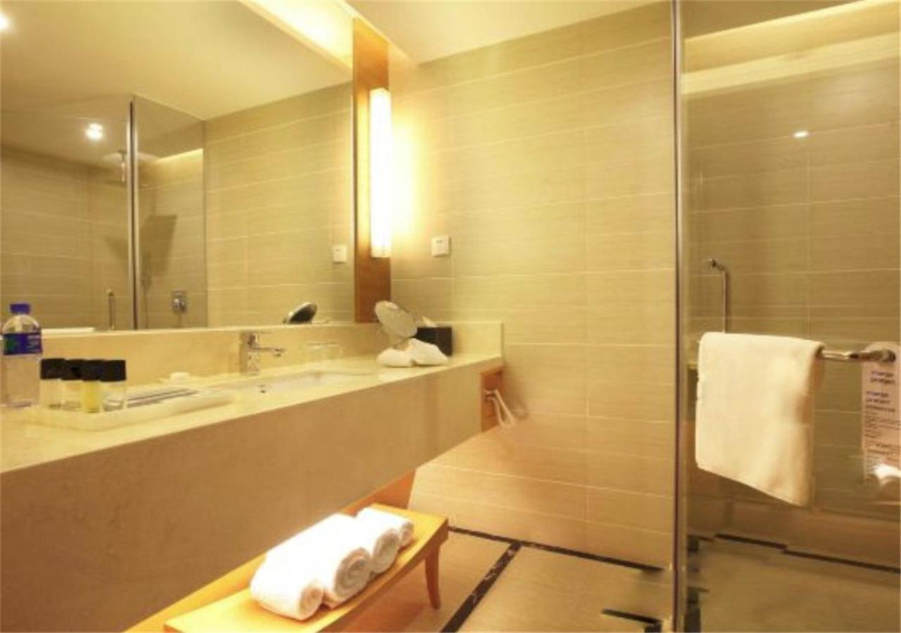 Deluxe King Suite - Non-Smoking - Photo 5