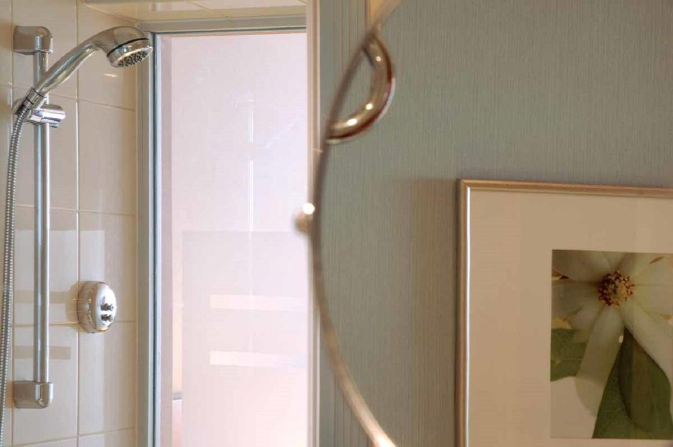 Junior Suite with Balcony and City View - Photo 2