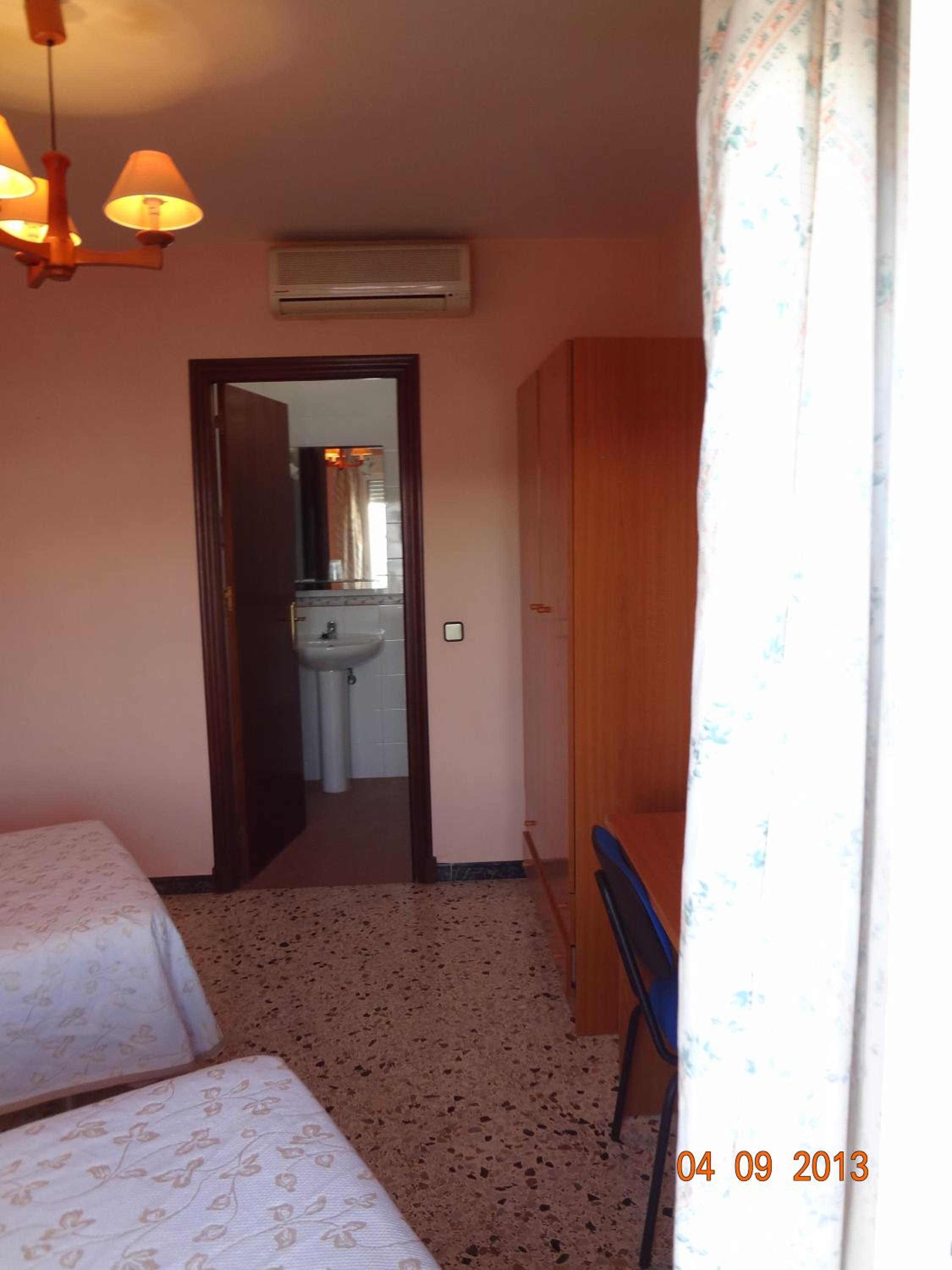 Twin Room - Photo 2