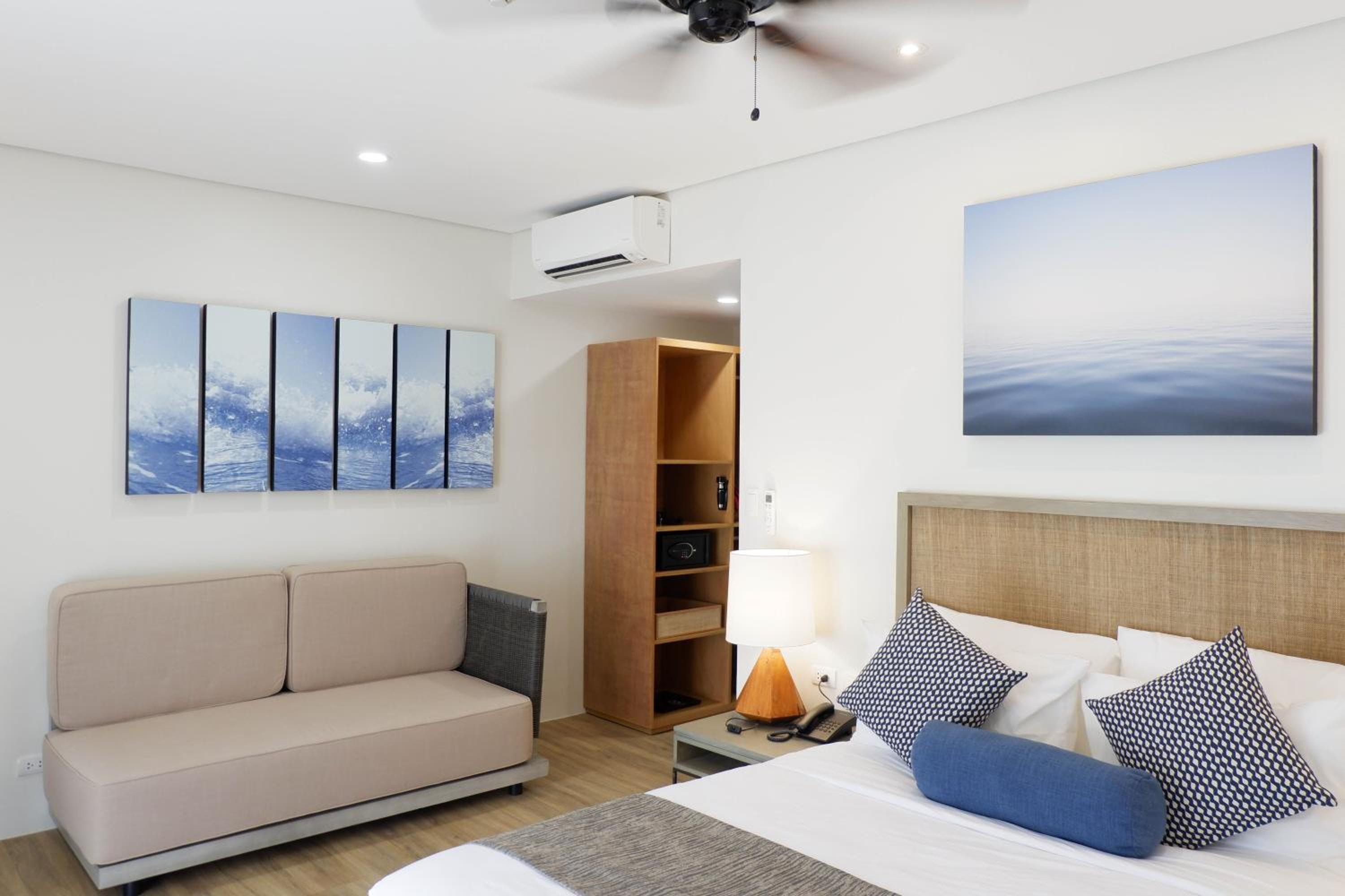 1 Queen Bed and 2 Single Beds, Family Room