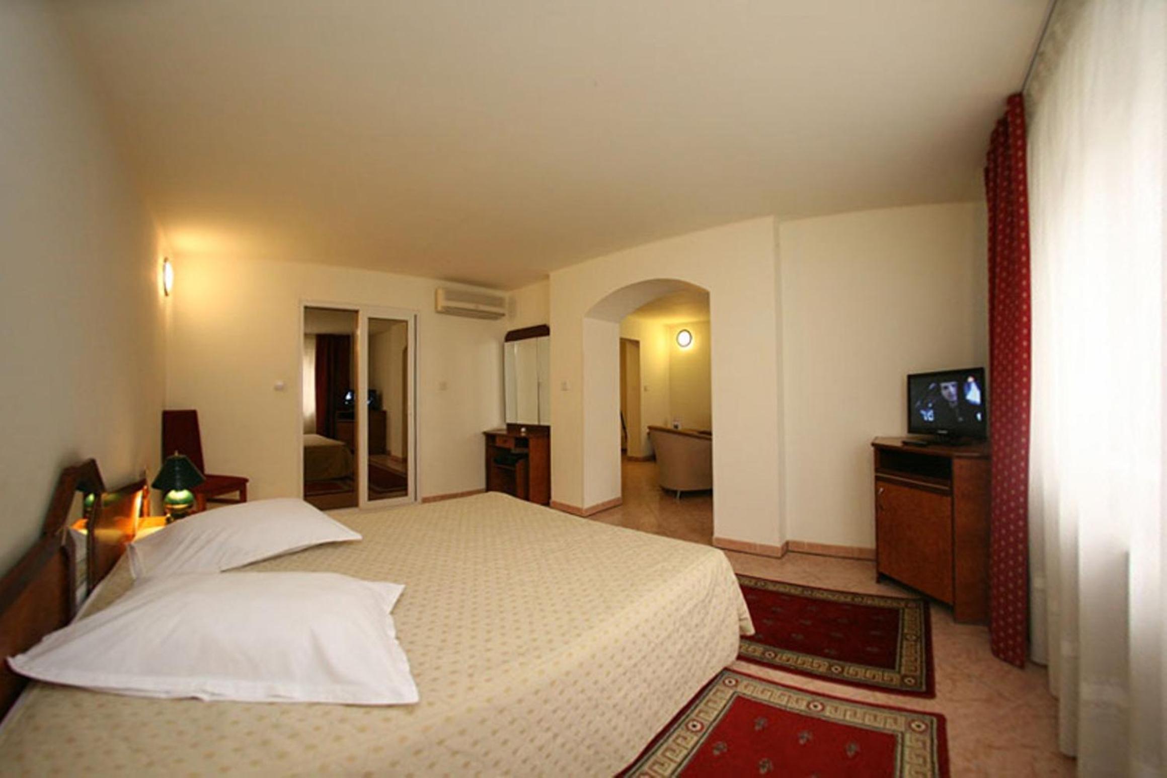Suite - Photo 9