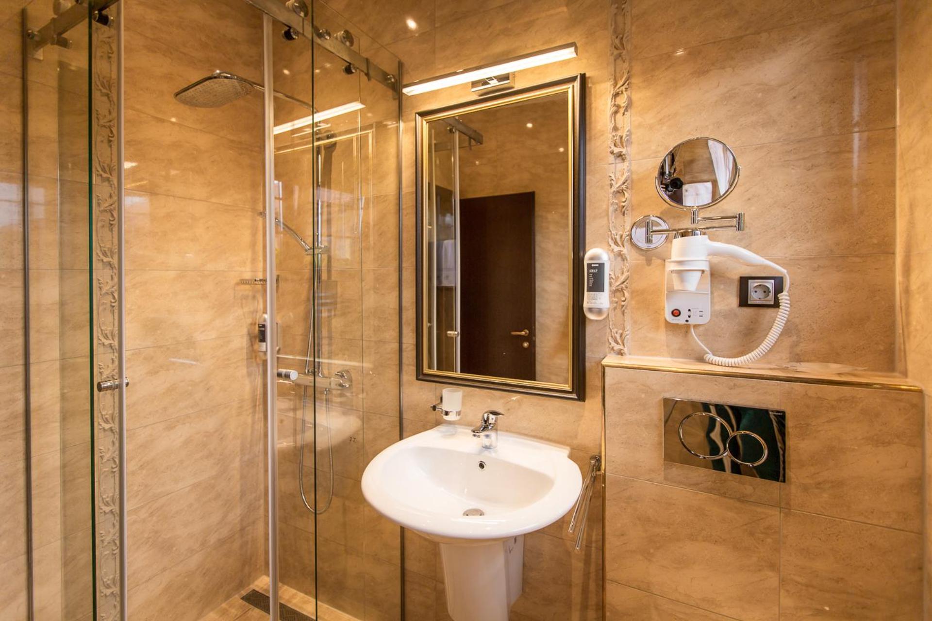 Double Room - Photo 8
