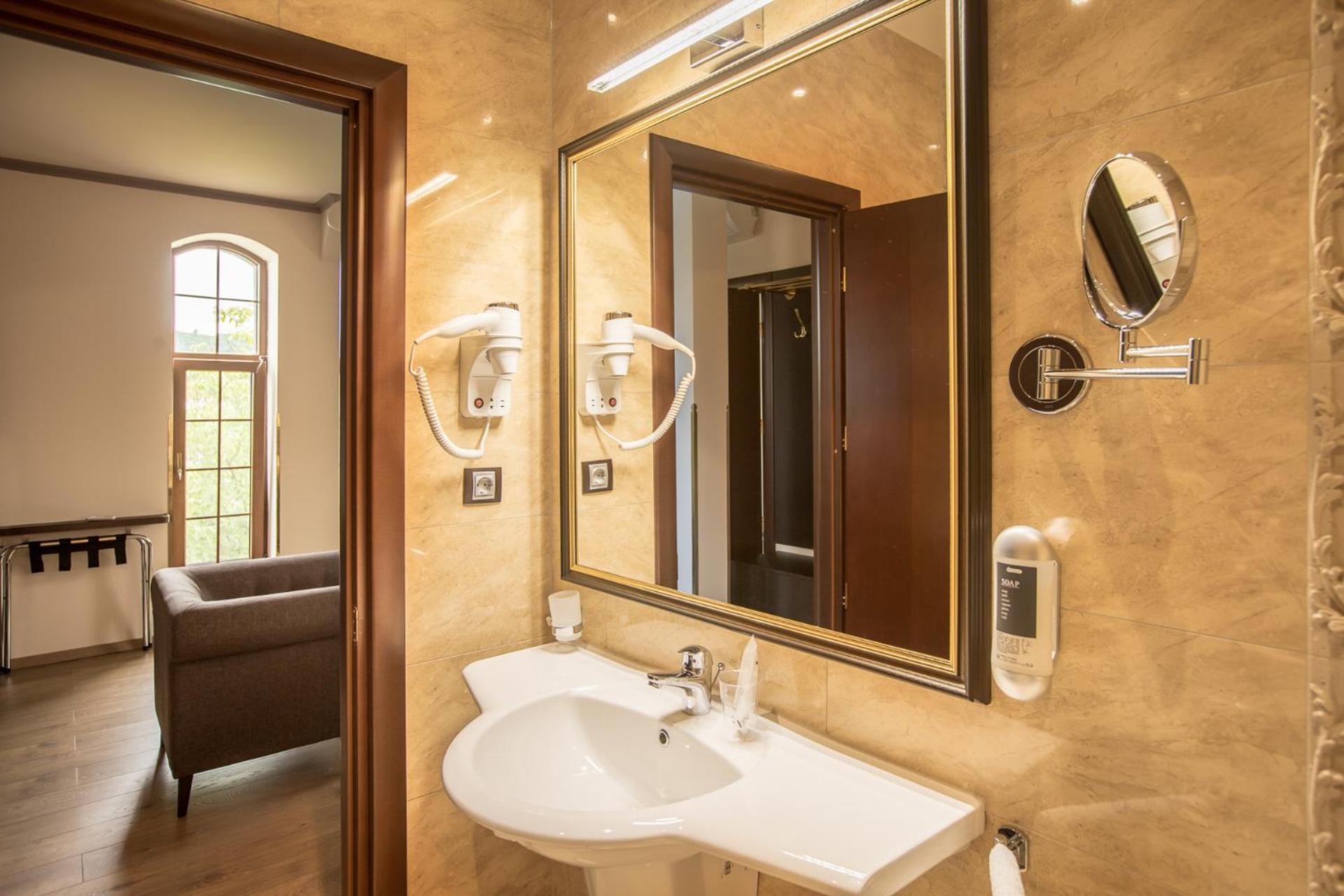 Deluxe Double or Twin Room - Photo 9