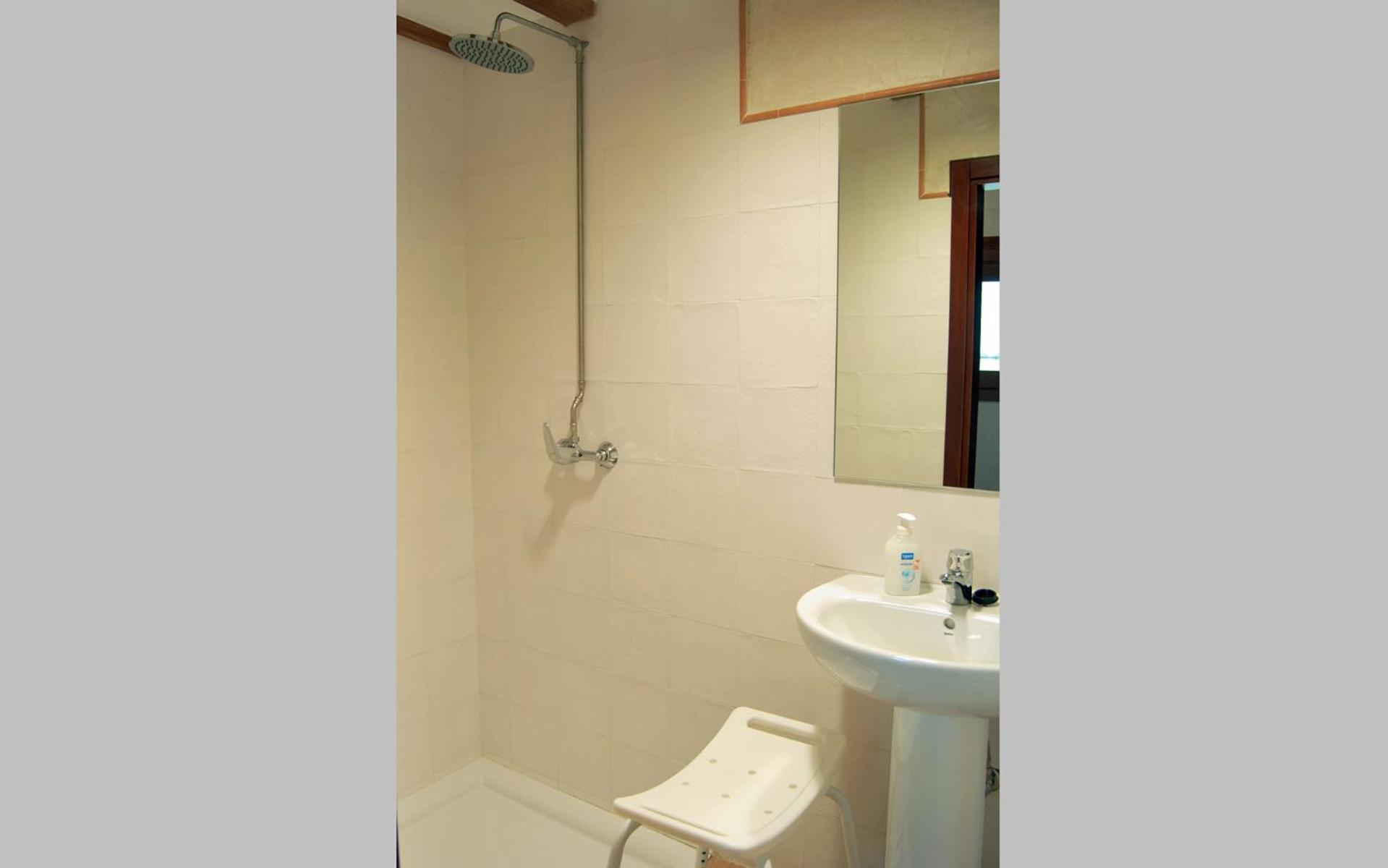 Twin Room with Private Bathroom - Photo 2